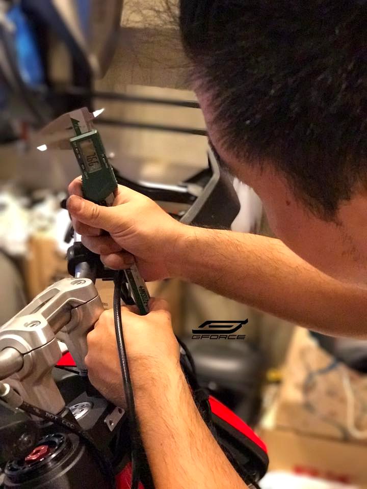 คุณกึงติดตั้งแฮนด์มอเตอร์ไซค์ Ducati ใช้เวอร์เนียวัดให้เป๊ะ