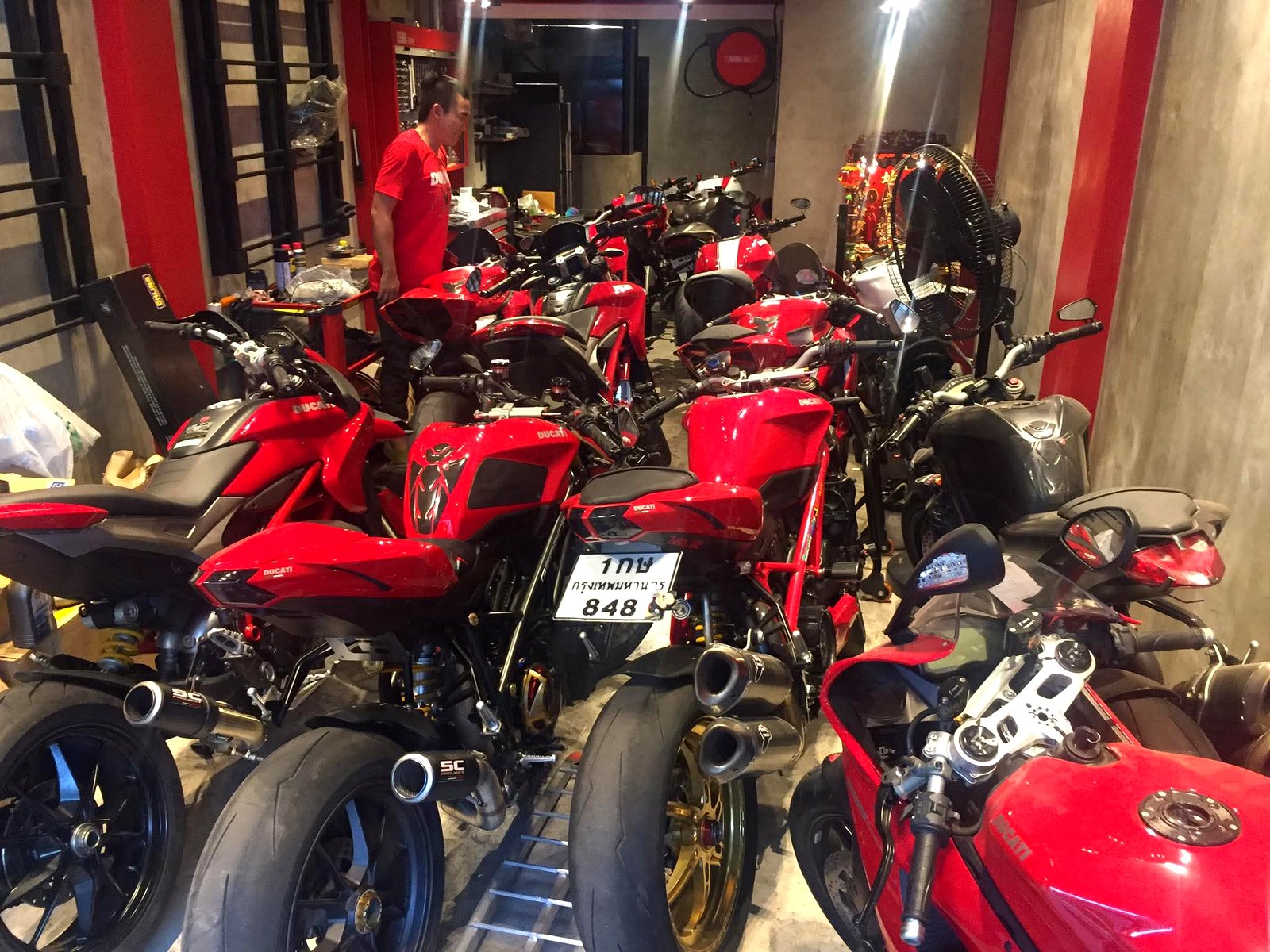 ร้าน G-FORCE ในห้องแถวเต็มไปด้วยรถ Ducati ช่วงปี 2015
