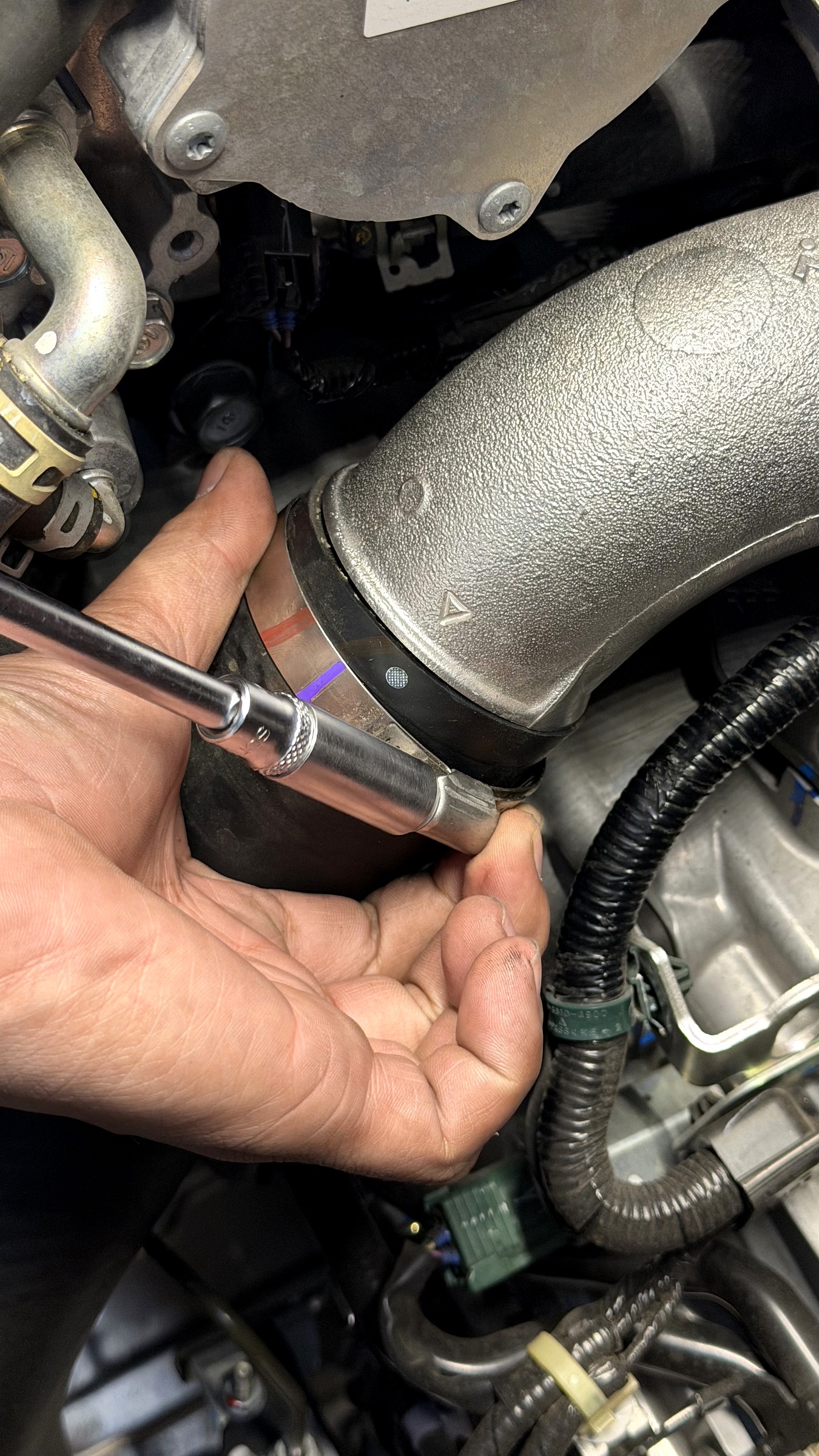 ประกอบท่อยาง intercooler กลับตำแหน่งเดิม