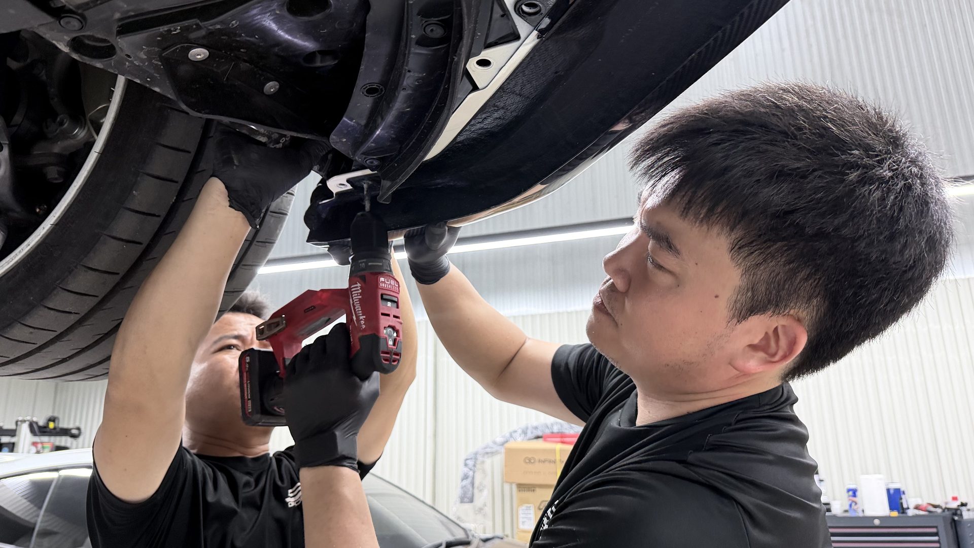คุณกึงเจาะน๊อต ADRO carbon fiber FL5 อย่างแม่นยำ