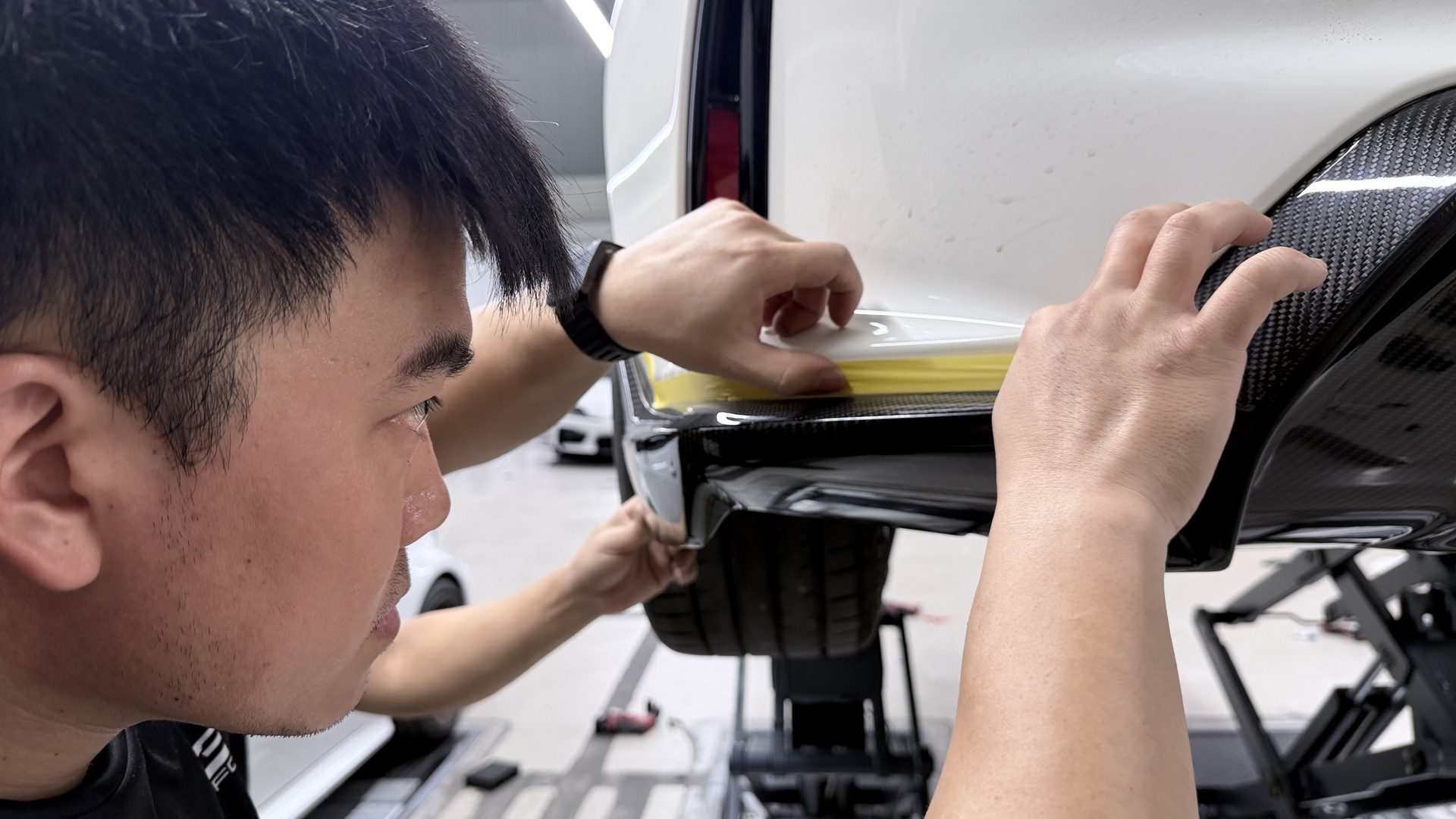 คุณกึงติดเทปกำหนดขอบชิ้นงาน ADRO Honda FL5