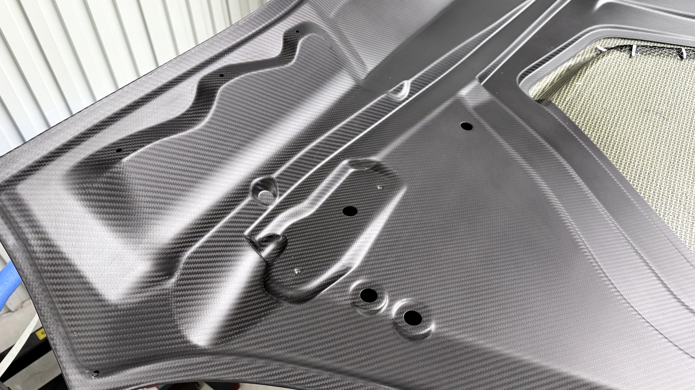 ด้านในฝากระโปรงคาร์บอน ADRO GR Supra เก็บงานเรียบร้อยเต็มแผ่น