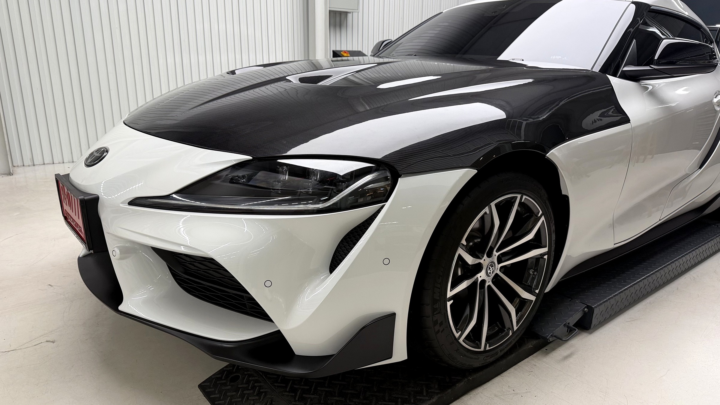 ระยะห่างฝากระโปรงคาร์บอน ADRO กับกันชนหน้าและแก้มข้างซ้าย GR Supra เท่ากันตลอดแนว