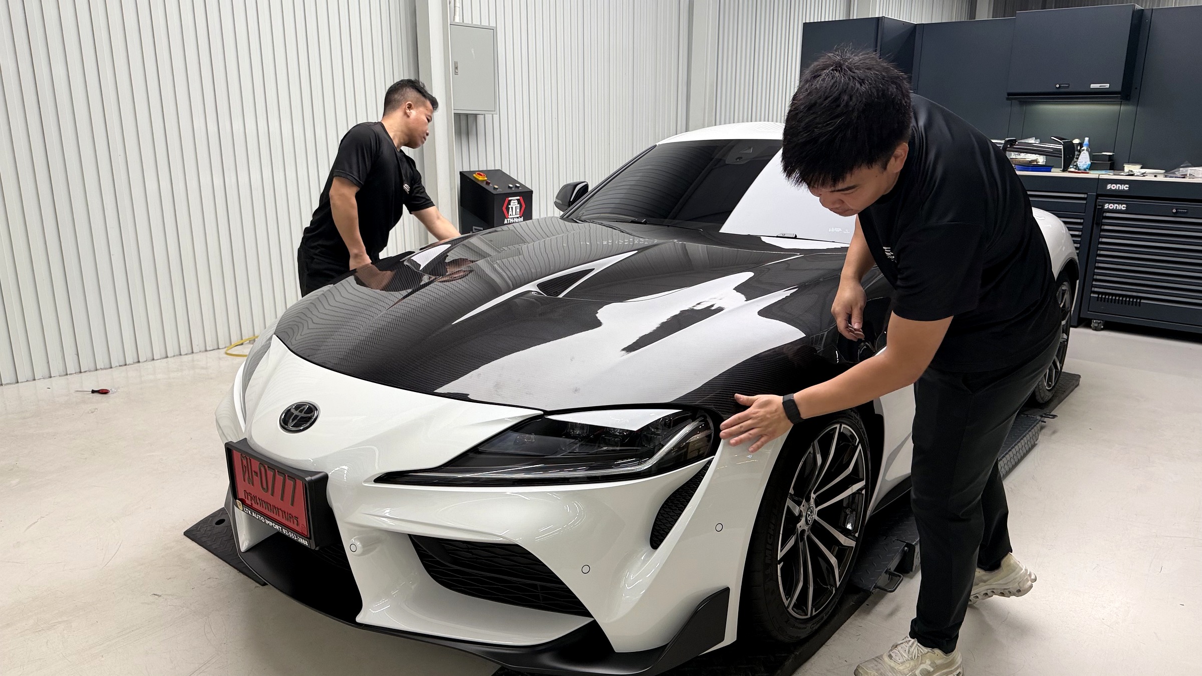 fitting ฝากระโปรงหน้าคาร์บอน ADRO บน Toyota GR Supra A90 ที่ G-FORCE