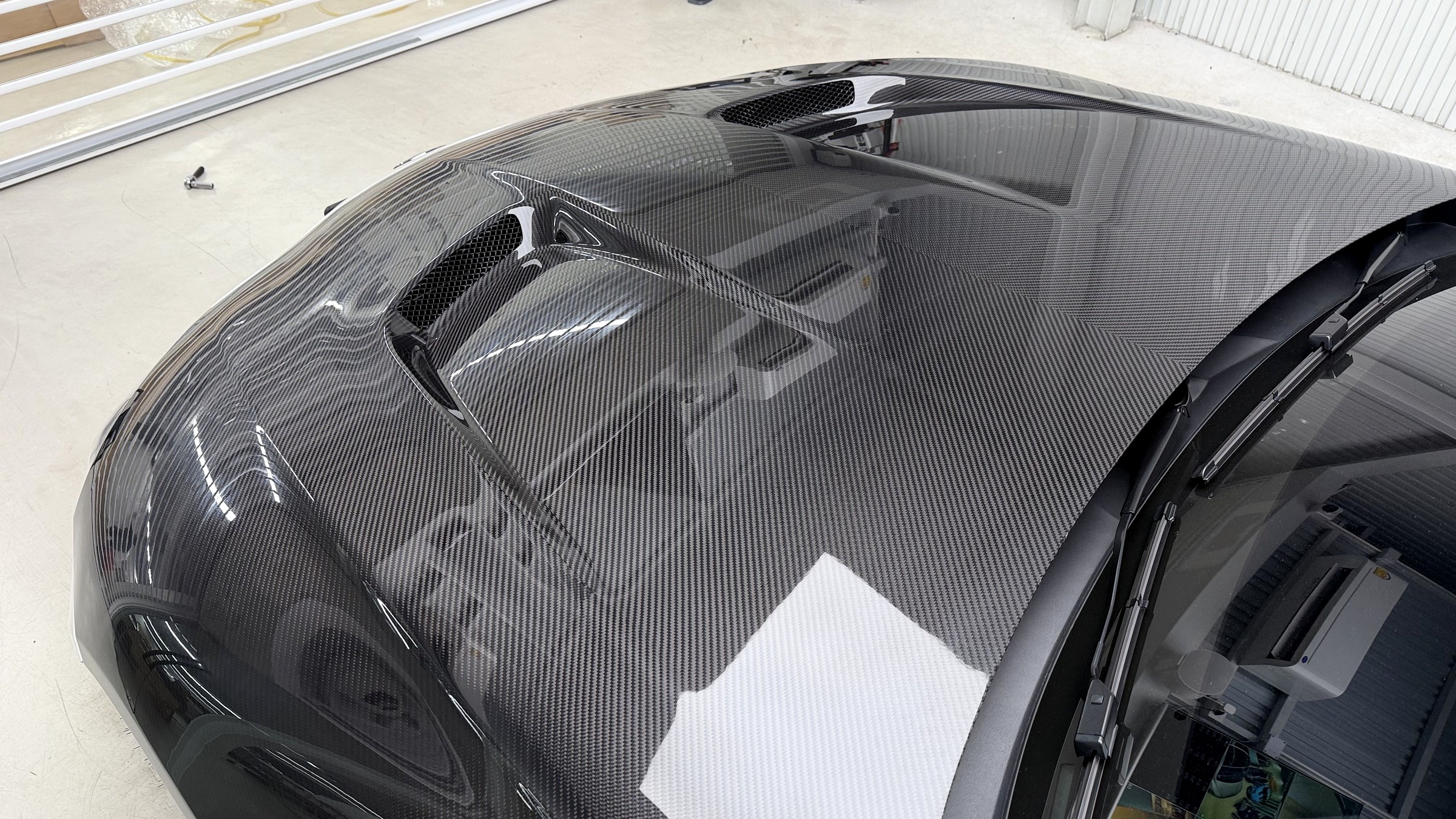 ช่องระบายความร้อนบนฝากระโปรงคาร์บอน ADRO GR Supra A90 มองจากด้านบน