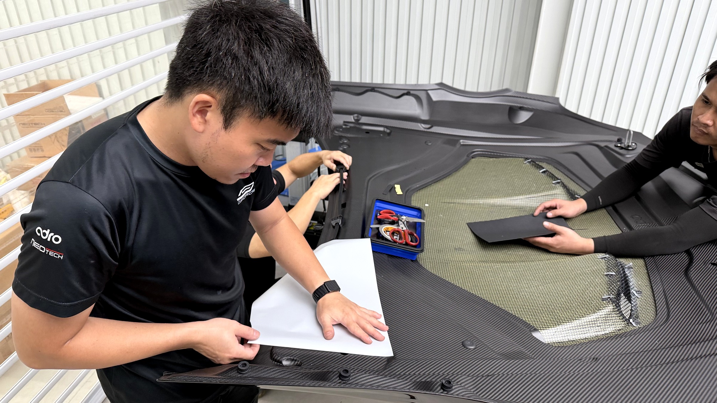 คุณกึงนำฟิล์ม Matte Paint Protection มาวางทาบใต้ฝากระโปรงคาร์บอน ADRO GR Supra เพื่อวัดขนาด