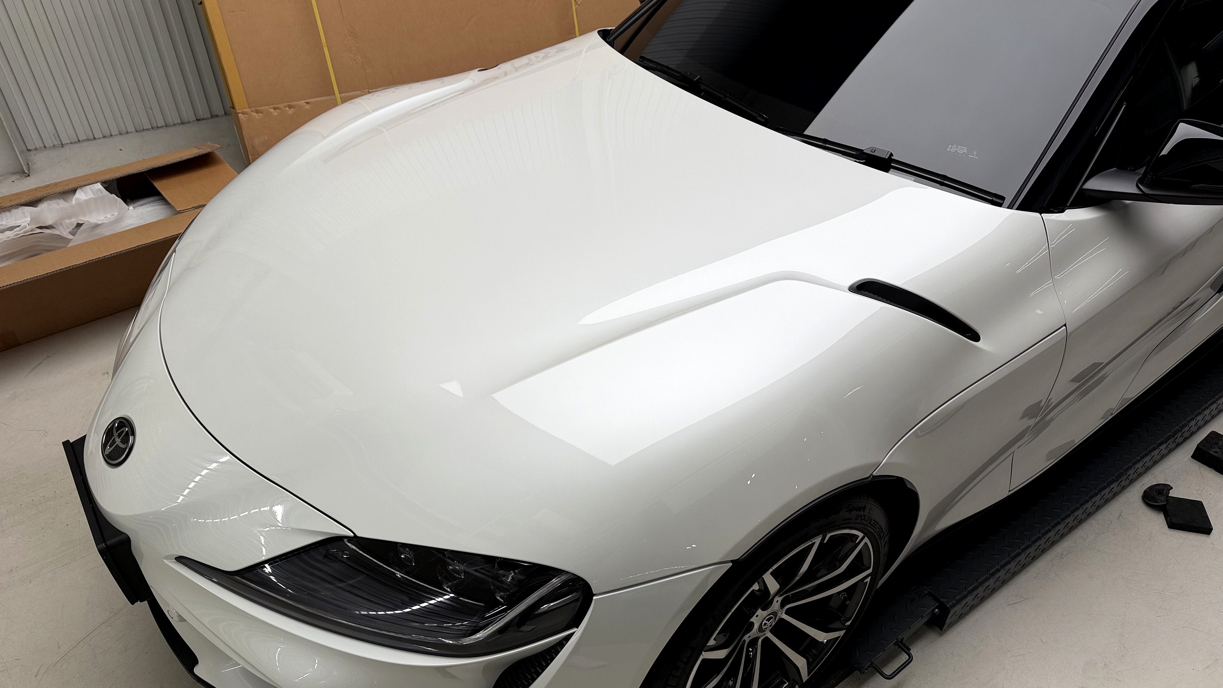 ฝากระโปรงหน้าเดิม Toyota GR Supra A90 มีโหนกกลางฝา ทำให้หน้ารถดูไม่ลาด