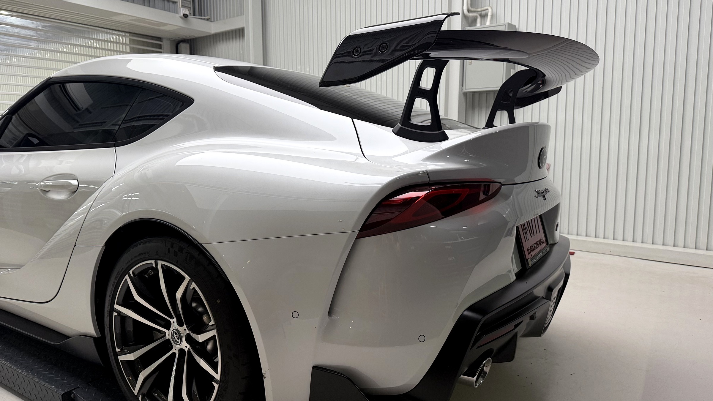 วิงหลัง ADRO AT-R2 Swan Neck Wing ติดตั้งบน Toyota GR Supra A90