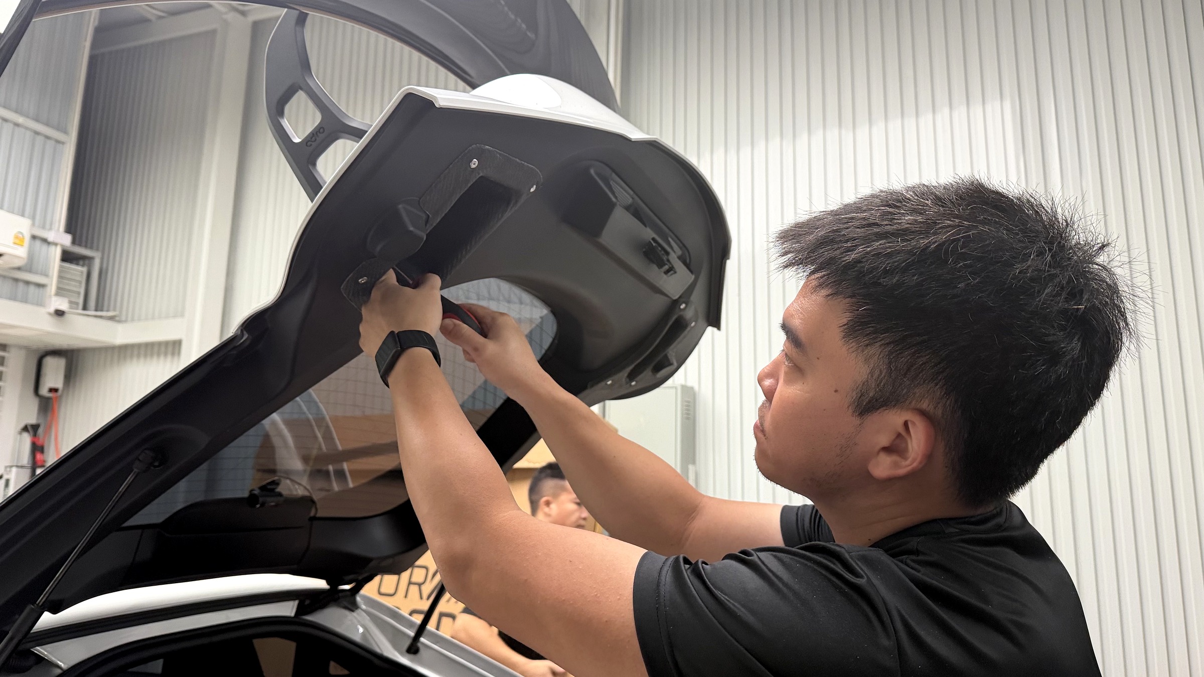 ติดตั้ง carbon reinforced plate ของ ADRO ใต้ฝากระโปรงหลัง GR Supra เพื่อรับน้ำหนักวิง