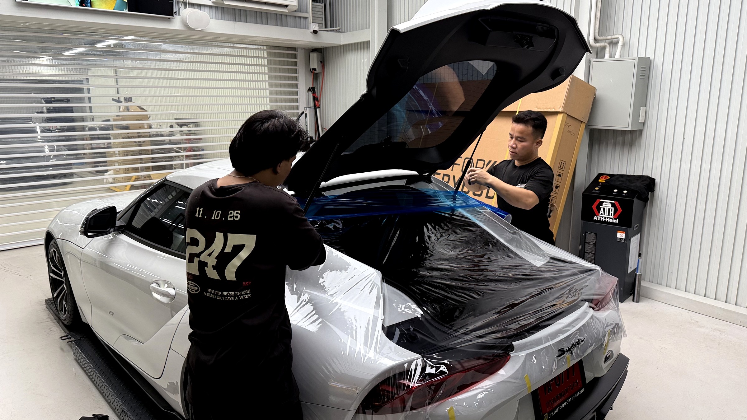 ปิดเทปใสกันฝุ่นเข้าห้องโดยสาร GR Supra ก่อนเจาะติดตั้งวิง ADRO AT-R2