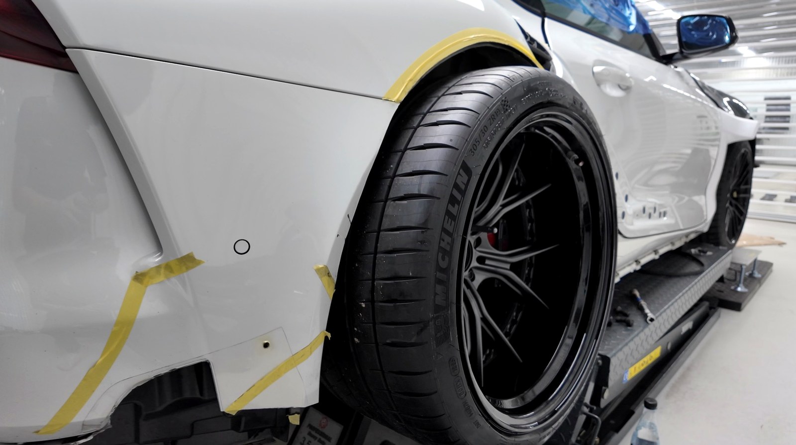 ADRO GR Supra Widebody คันแรกในไทย โดย G-FORCE — ความกว้างที่เพิ่มขึ้นของรถ widebody หลังจากใส่ยางเทียบกับซุ้มล้อเดิม