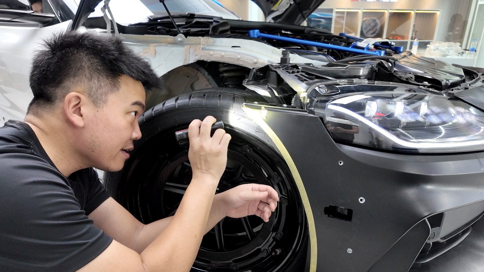 ADRO GR Supra Widebody คันแรกในไทย โดย G-FORCE — นำล้อขึ้นบนรถเพื่อลองเลี้ยวรถดูว่าติดตรงจุดไหน