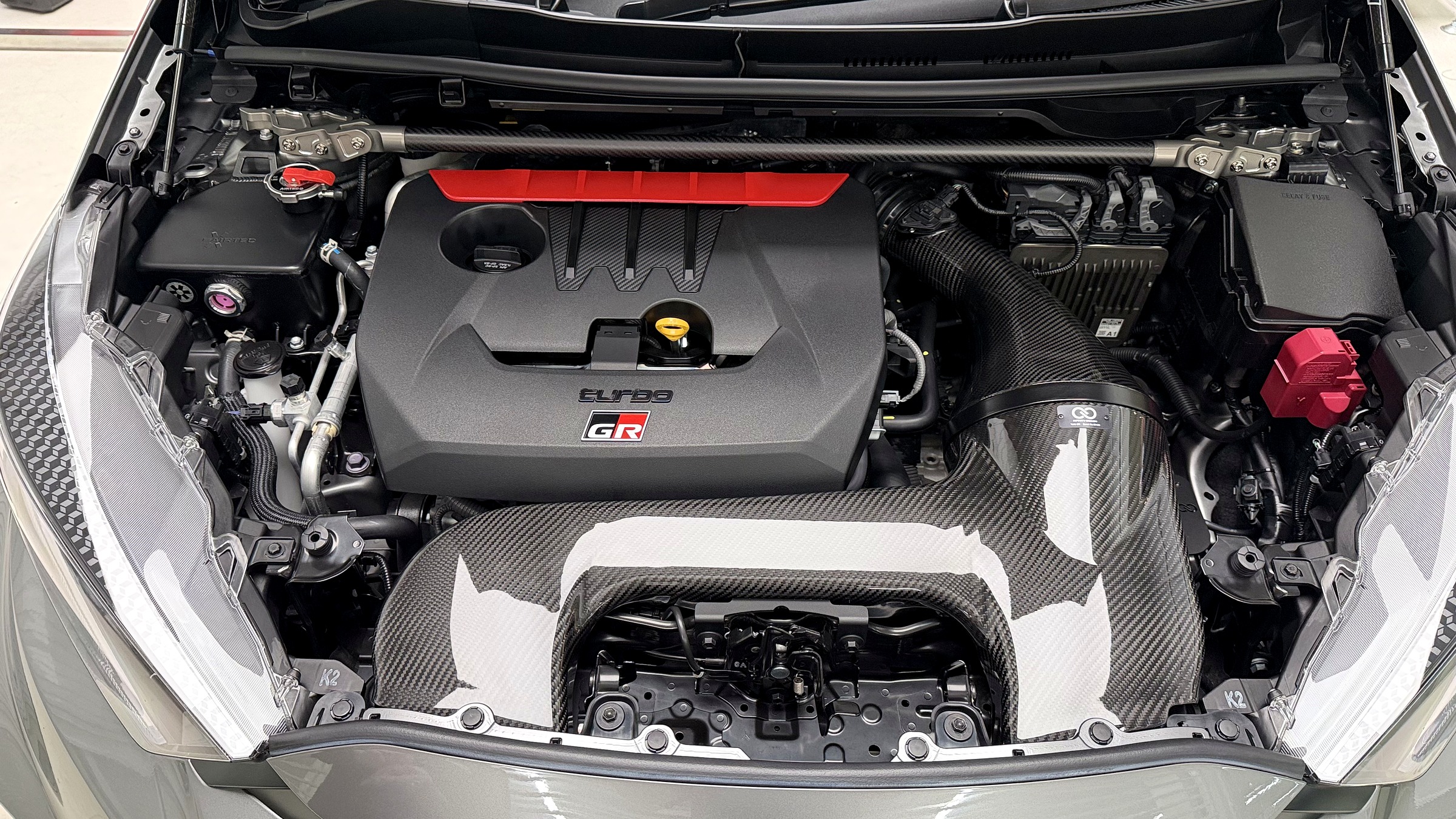 ห้องเครื่อง GR Yaris Gen 2 กับกรองอากาศ Infinity Design และค้ำโช้คคาร์บอน PTism