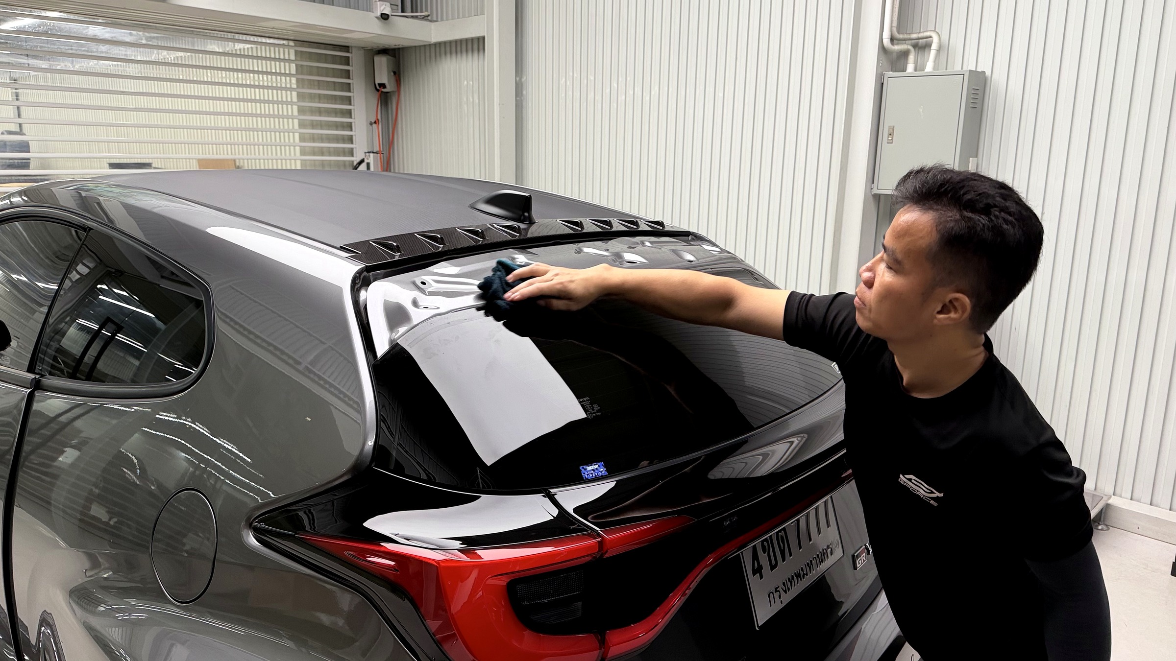ทำความสะอาดตำแหน่งติดตั้งสปอยเลอร์ ADRO บน GR Yaris Gen 2