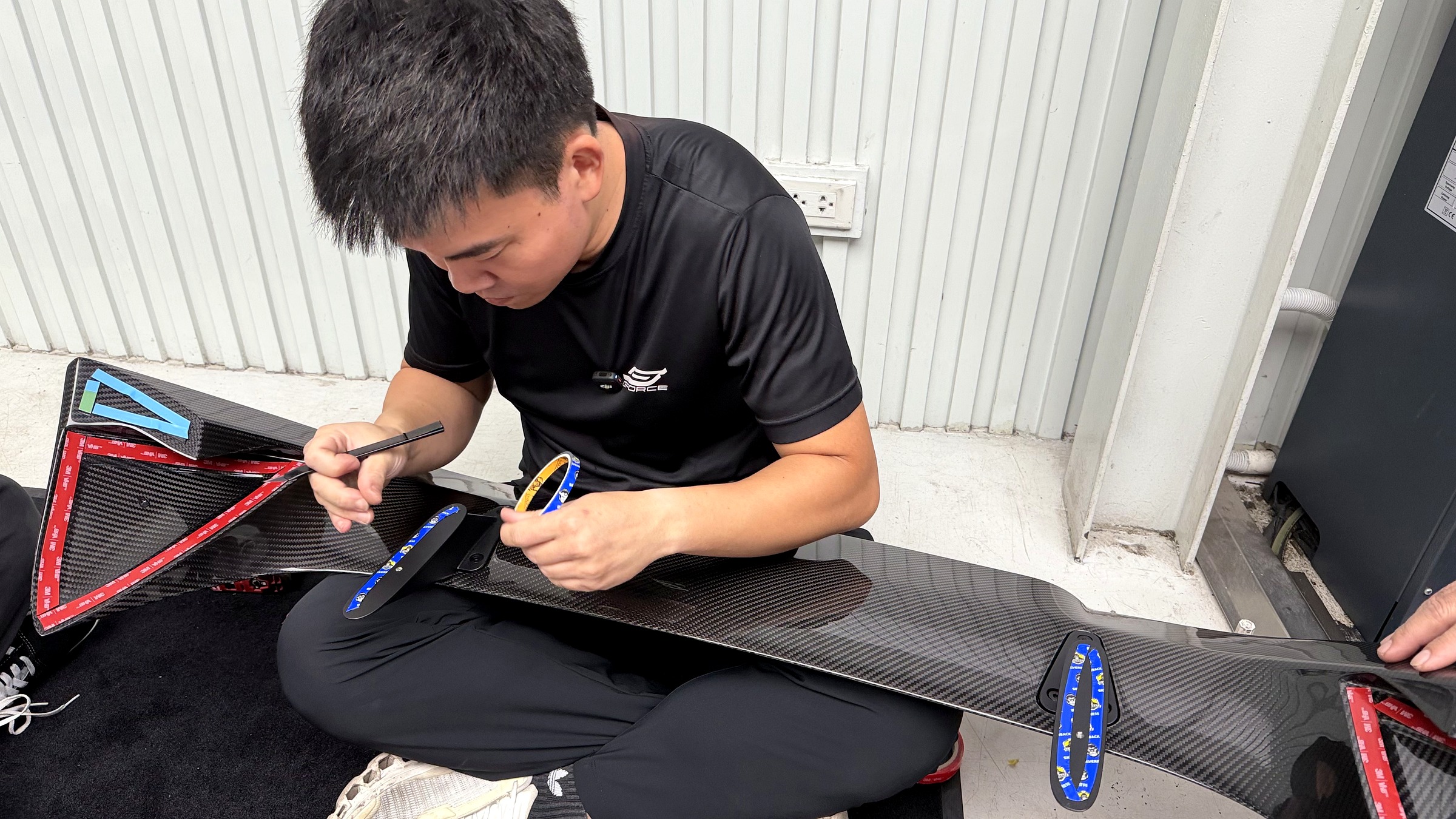 ติดเทปกาวกันน้ำที่ขาวิงสปอยเลอร์ ADRO นอกเหนือจาก manual