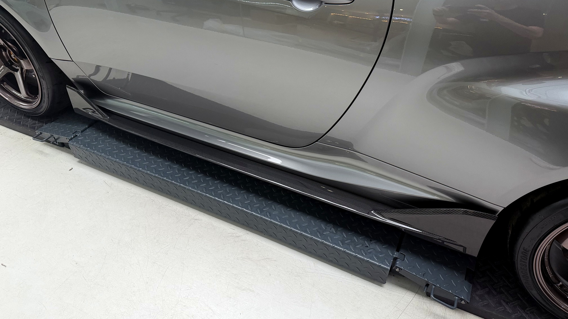 สเกิร์ตข้าง ADRO Carbon GR Yaris Gen 2 ทรงสปอร์ต
