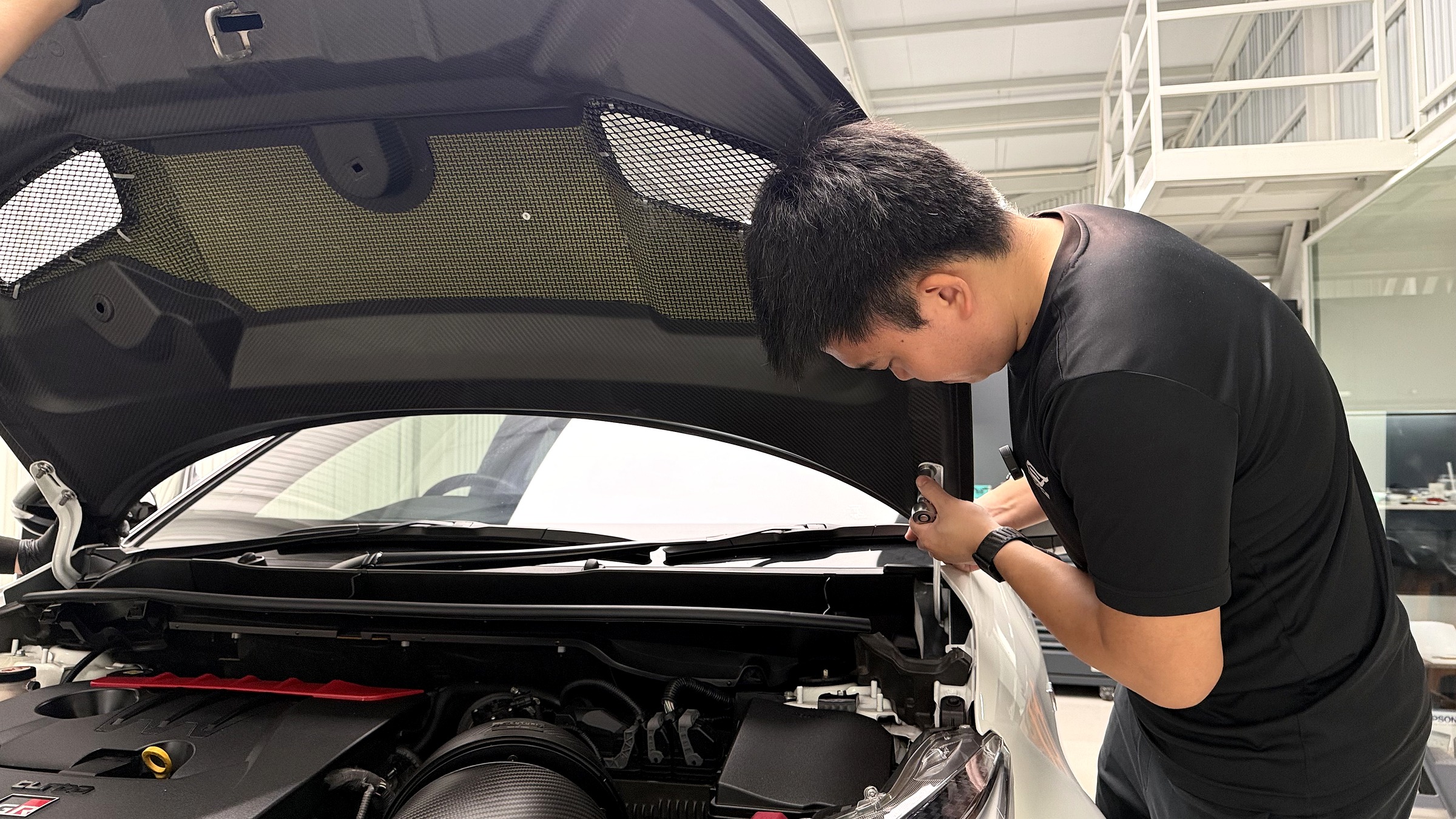 Fitting ฝากระโปรงหน้าคาร์บอน ADRO บน GR Yaris