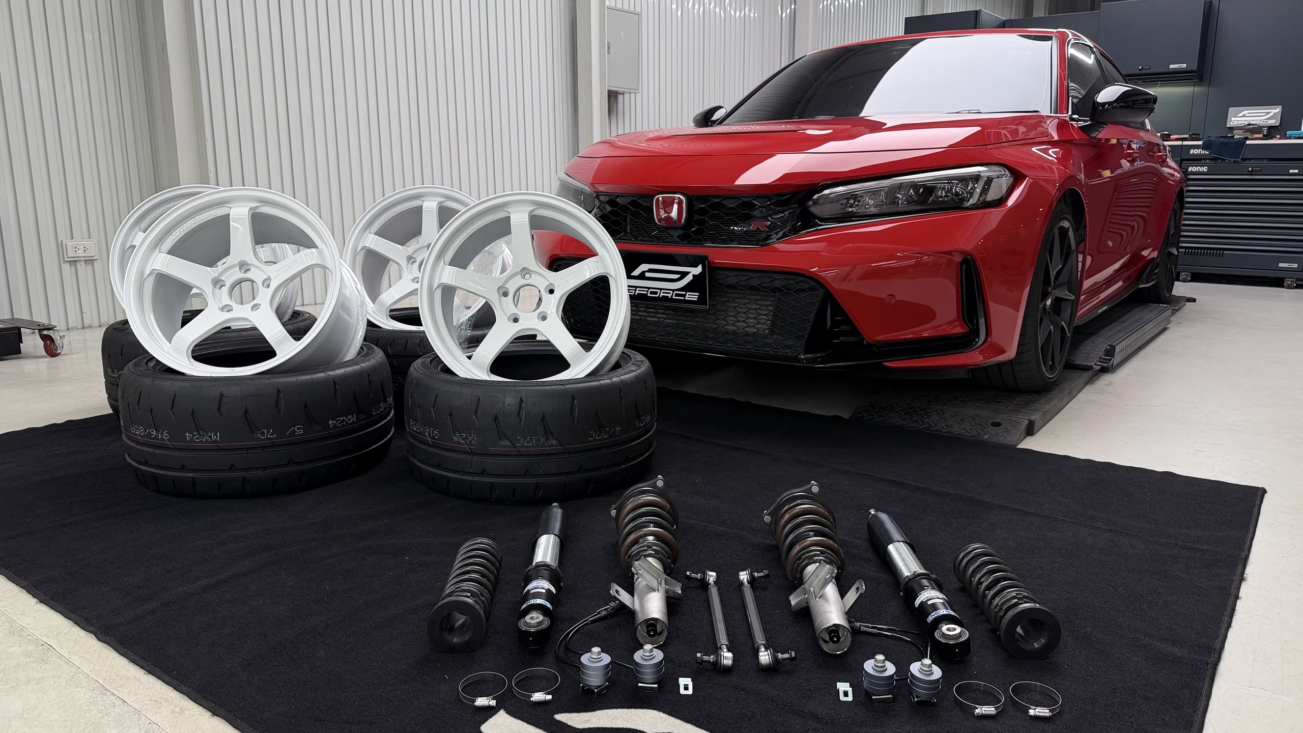 ของแต่ง Civic Type-R FL5 ล้อ ADVAN GT Beyond ยาง Bridgestone RE-71RZ และโช้ค NeoTech วางเรียงหน้ารถ