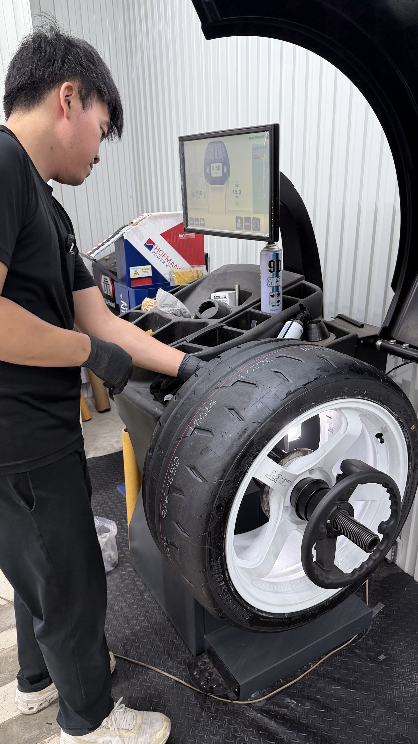 ถ่วงล้อ ADVAN GT Beyond ด้วยเครื่องถ่วงล้อ Hofmann