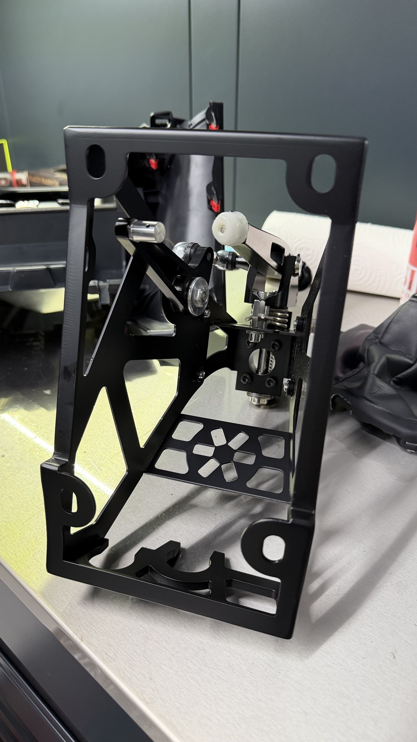 ฐานชุดเกียร์ AIRTEC GR Yaris ที่เป็นอลูมิเนียมและสเตนเลส แข็งกว่าโครงพลาสติกเดิม