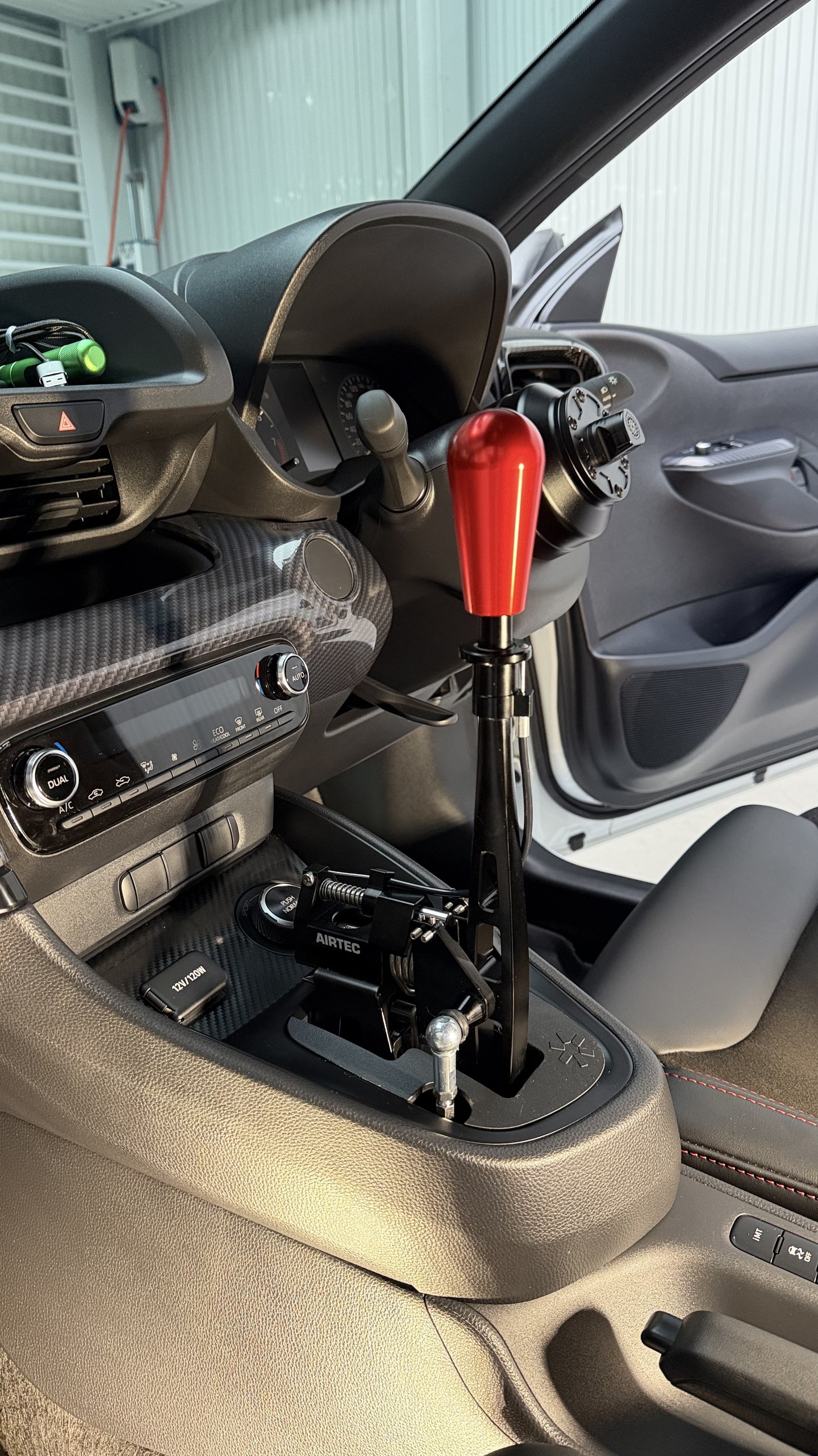 ชุดเกียร์ AIRTEC Short Shifter ติดตั้งเสร็จใน Toyota GR Yaris Gen 1 พร้อมหัวเกียร์อลูมิเนียมสีแดง