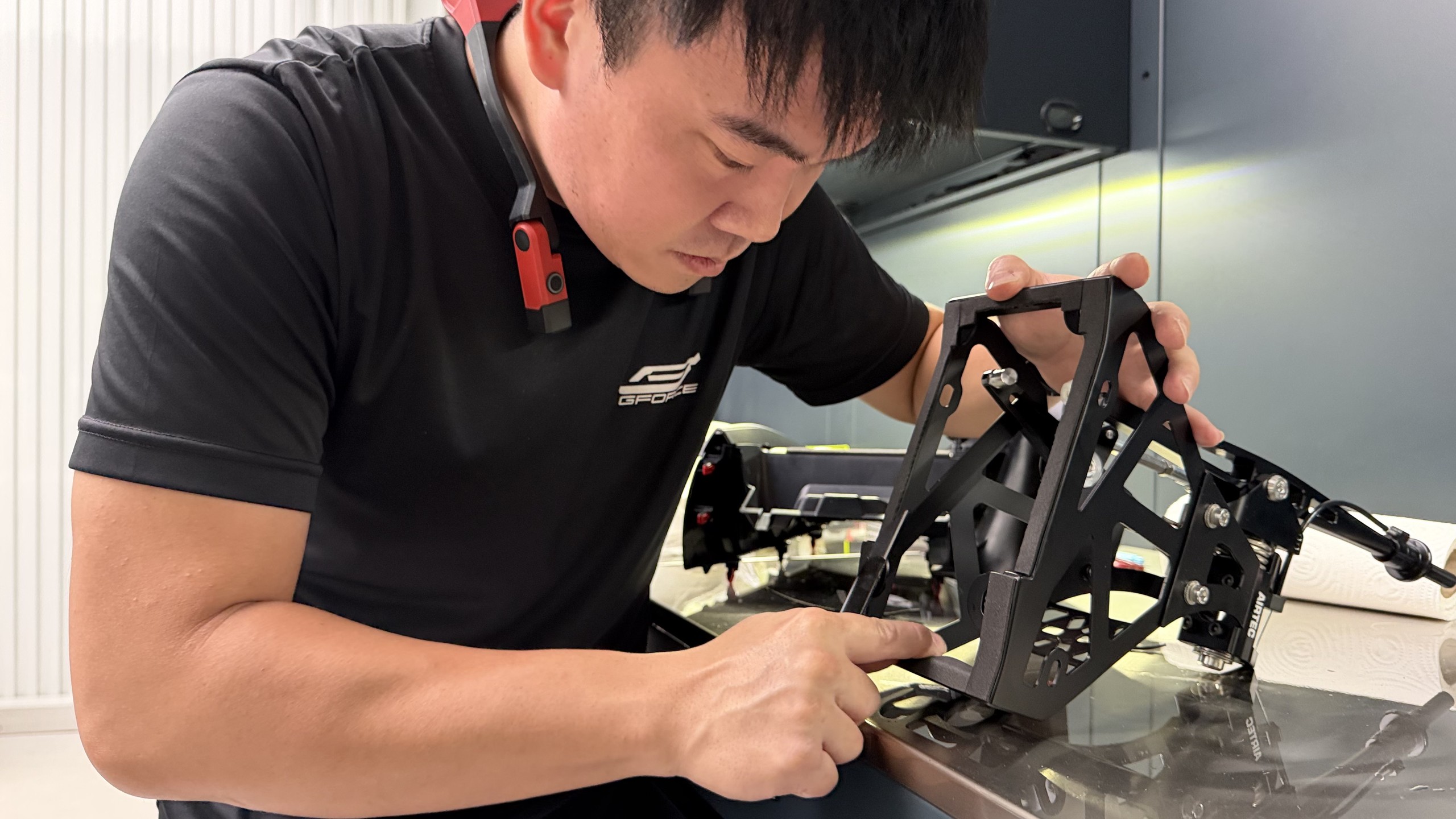 คุณกึงติดเทปกาวโฟมรอบฐานชุดเกียร์ AIRTEC ก่อนนำลงติดตั้งใน GR Yaris เพื่อไม่ให้แชสซีเป็นรอย