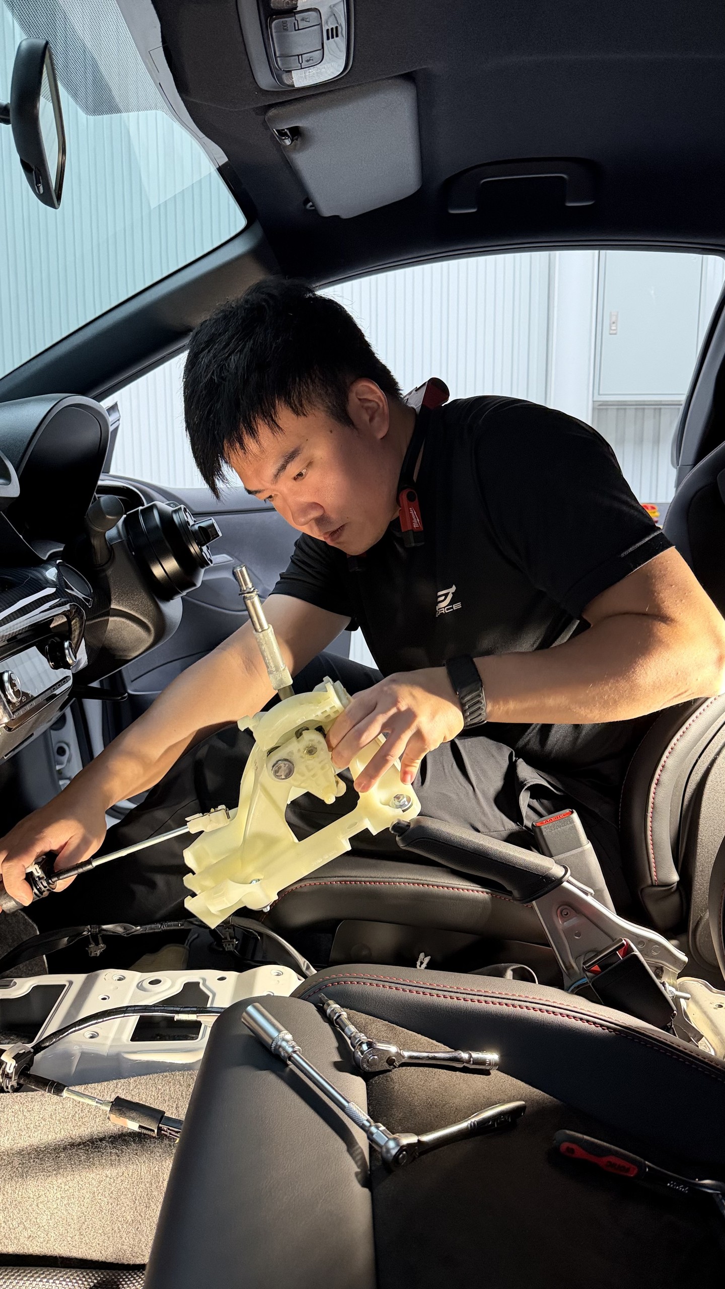 คุณกึงถอดชุดเกียร์เดิมของ Toyota GR Yaris Gen 1 ซึ่งเป็นโครงพลาสติกออกจากรถ