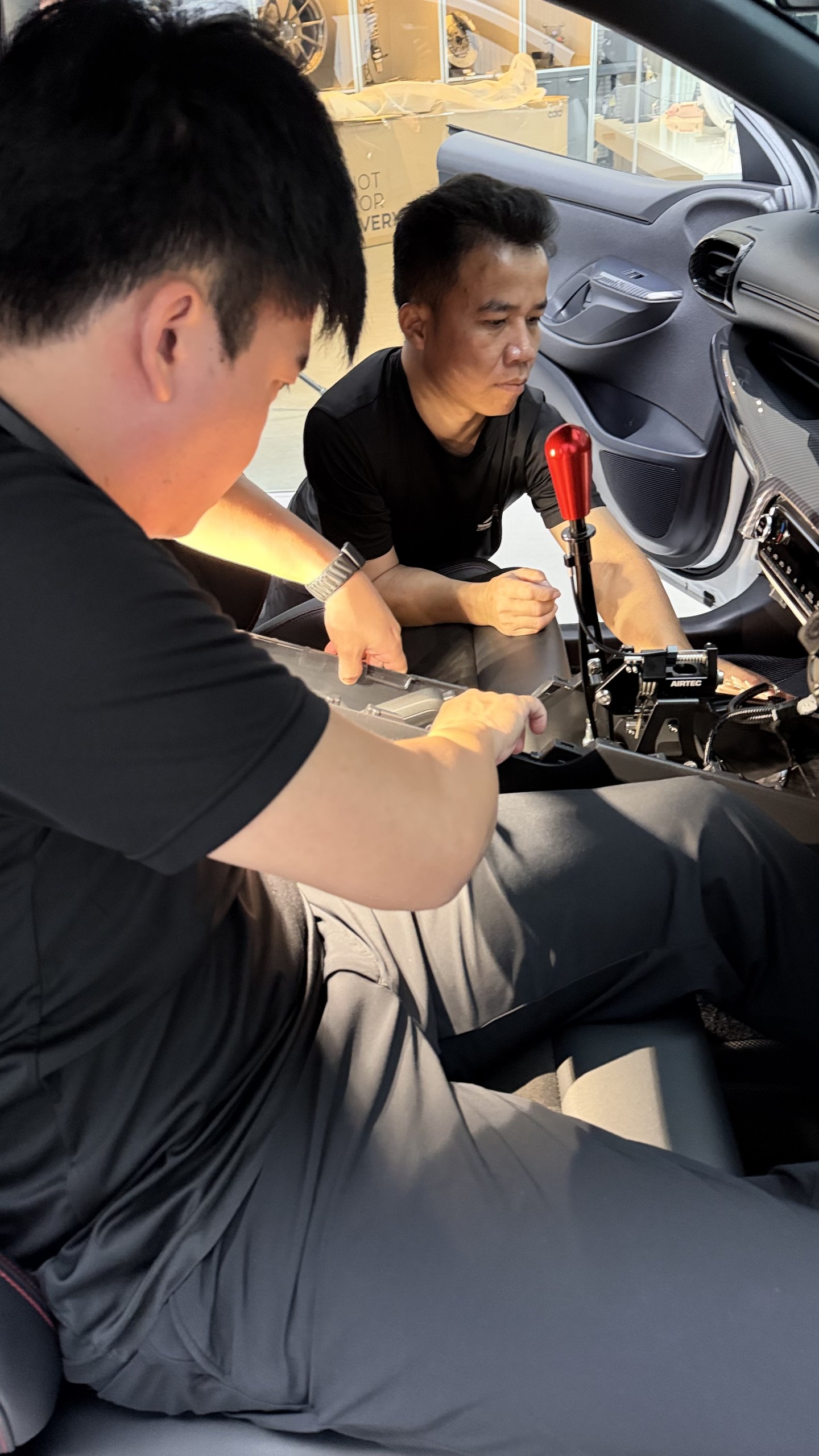 ทีมงาน G-FORCE ประกอบคอนโซลกลางของ GR Yaris Gen 1 กลับคืนหลังติดตั้งชุดเกียร์ AIRTEC