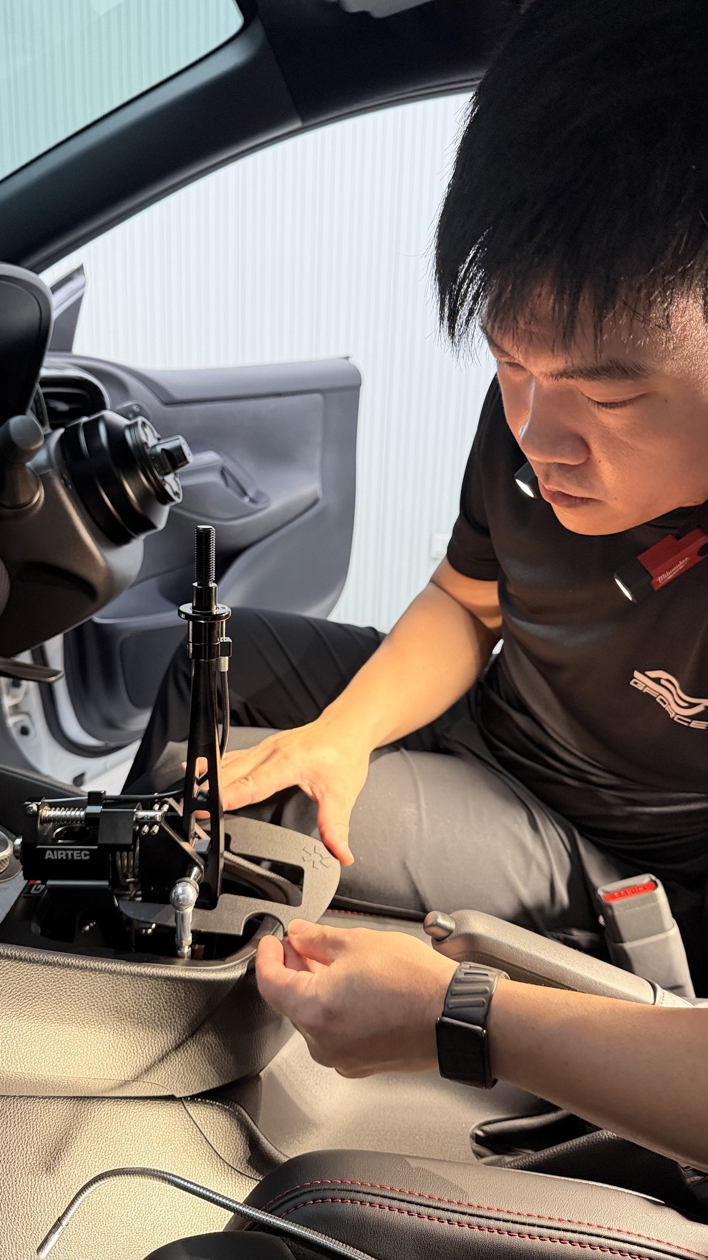 ปิดแผ่นกันฝุ่นรอบคันเกียร์ AIRTEC ใน GR Yaris Gen 1 เป็นขั้นตอนสุดท้าย