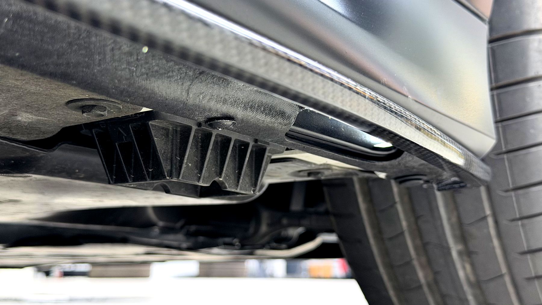 ADRO Side Skirt installed underside BMW G20 เนียน