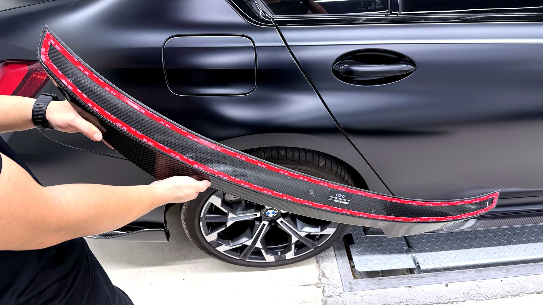 ADRO Rear Spoiler เดินเทปกาวตามแนวฝากระโปรง BMW M340i