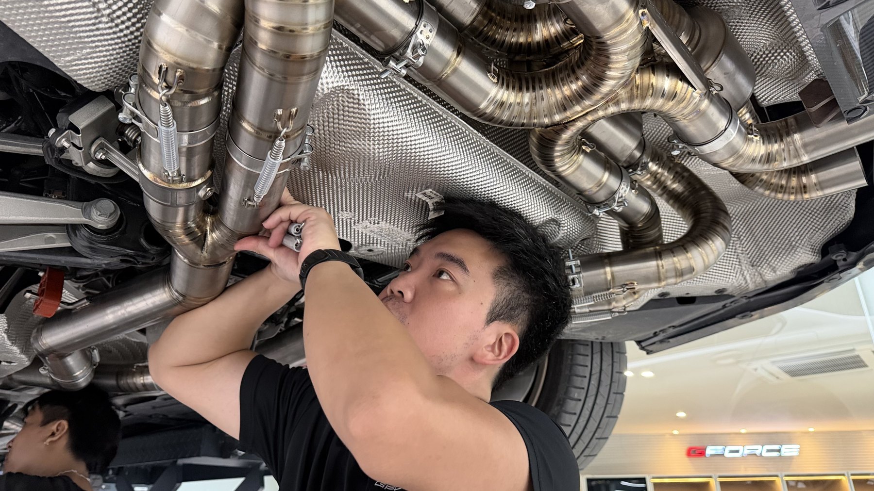 จัดตำแหน่ง clamp ท่อไอเสีย ทุกจุดหันน๊อตตรงกัน BMW M3 CS