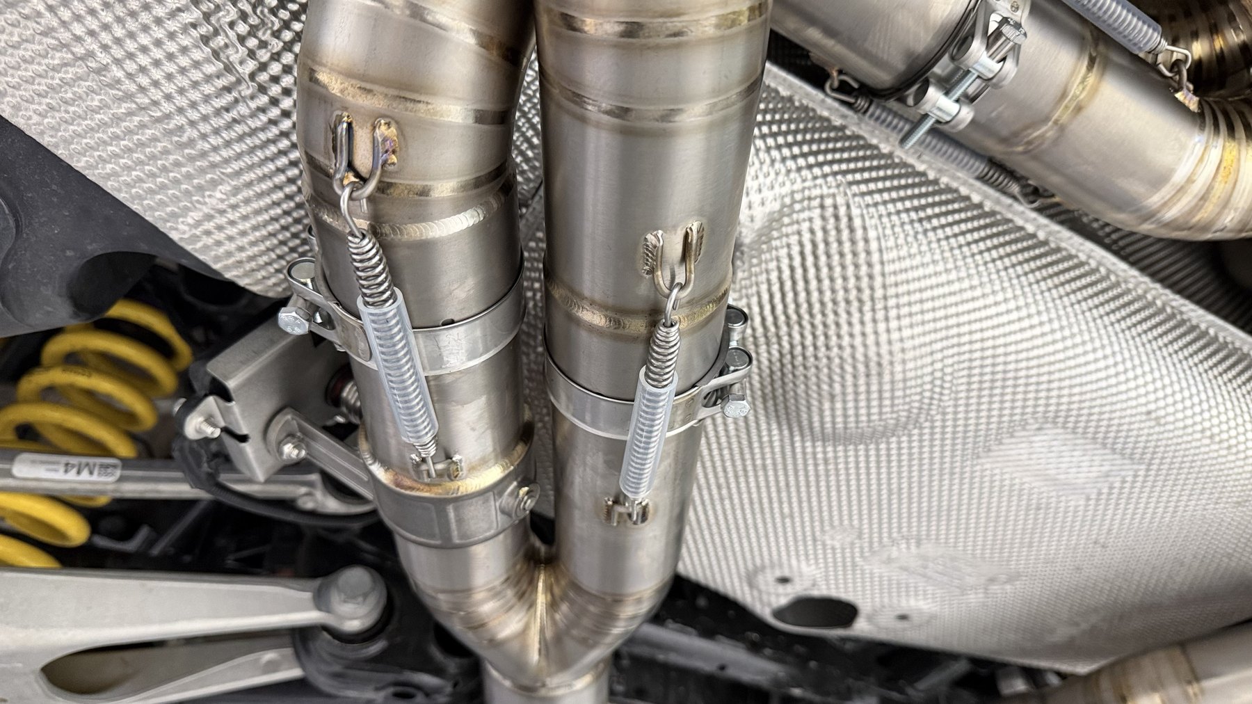 clamp รัดท่อไอเสียฝั่งซ้าย เมื่อติดตั้งเสร็จ BMW M3 CS G80
