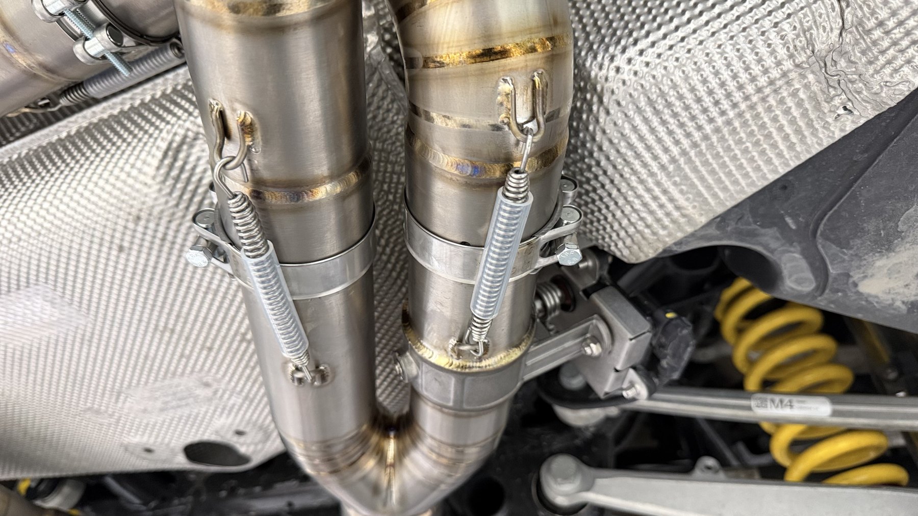 clamp รัดท่อไอเสียฝั่งขวา เมื่อติดตั้งเสร็จ BMW M3 CS G80