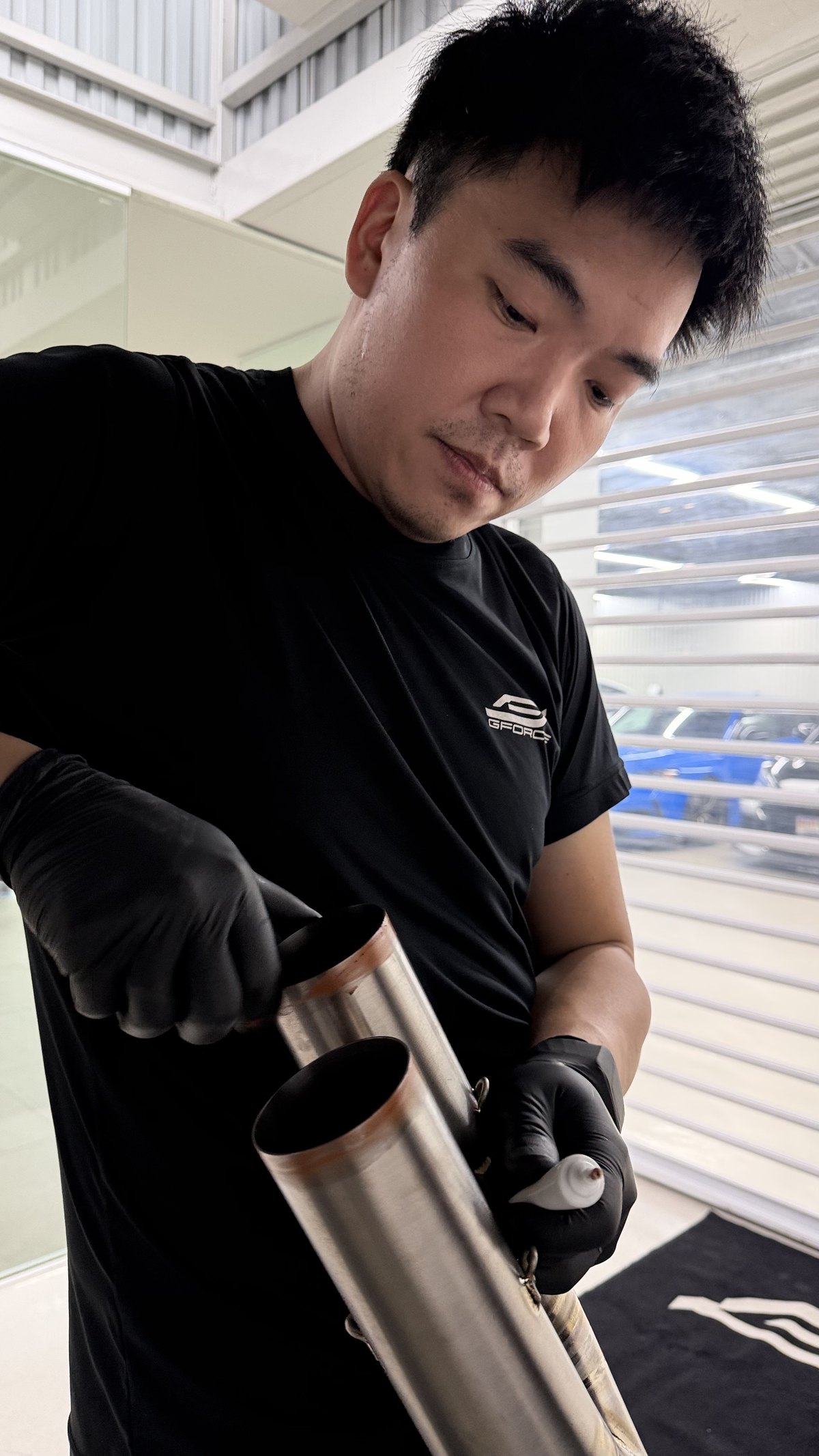 ทาจารบีทองแดงบนข้อต่อท่อไอเสียไทเทเนียม BoostLogic ก่อนประกอบ
