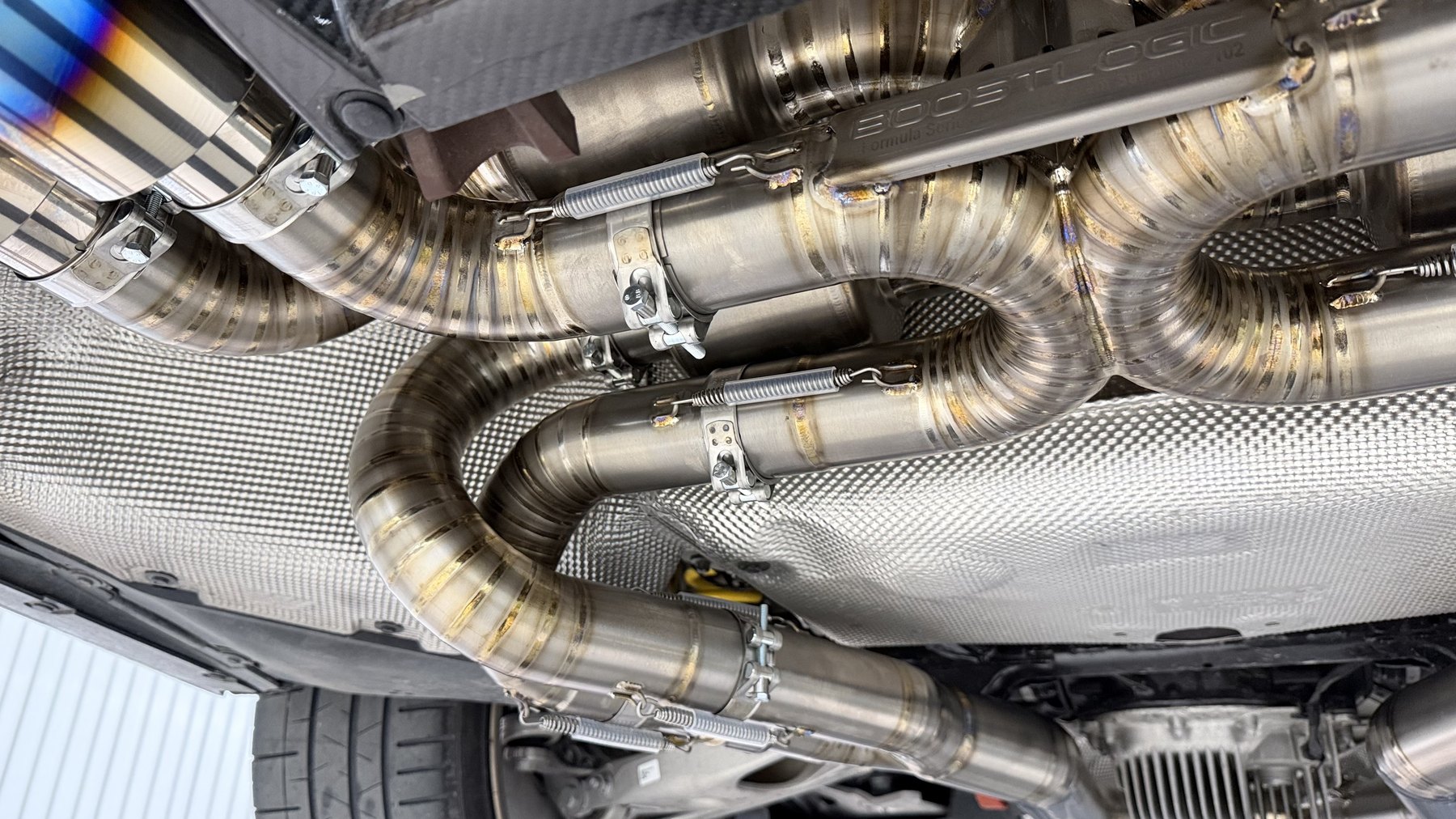 ดีเทลงานติดตั้งท่อไอเสีย BoostLogic ฝั่งซ้าย BMW M3 CS