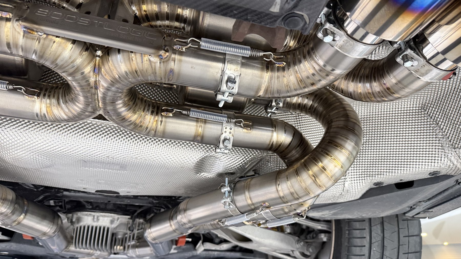 ดีเทลงานติดตั้งท่อไอเสีย BoostLogic ฝั่งขวา BMW M3 CS