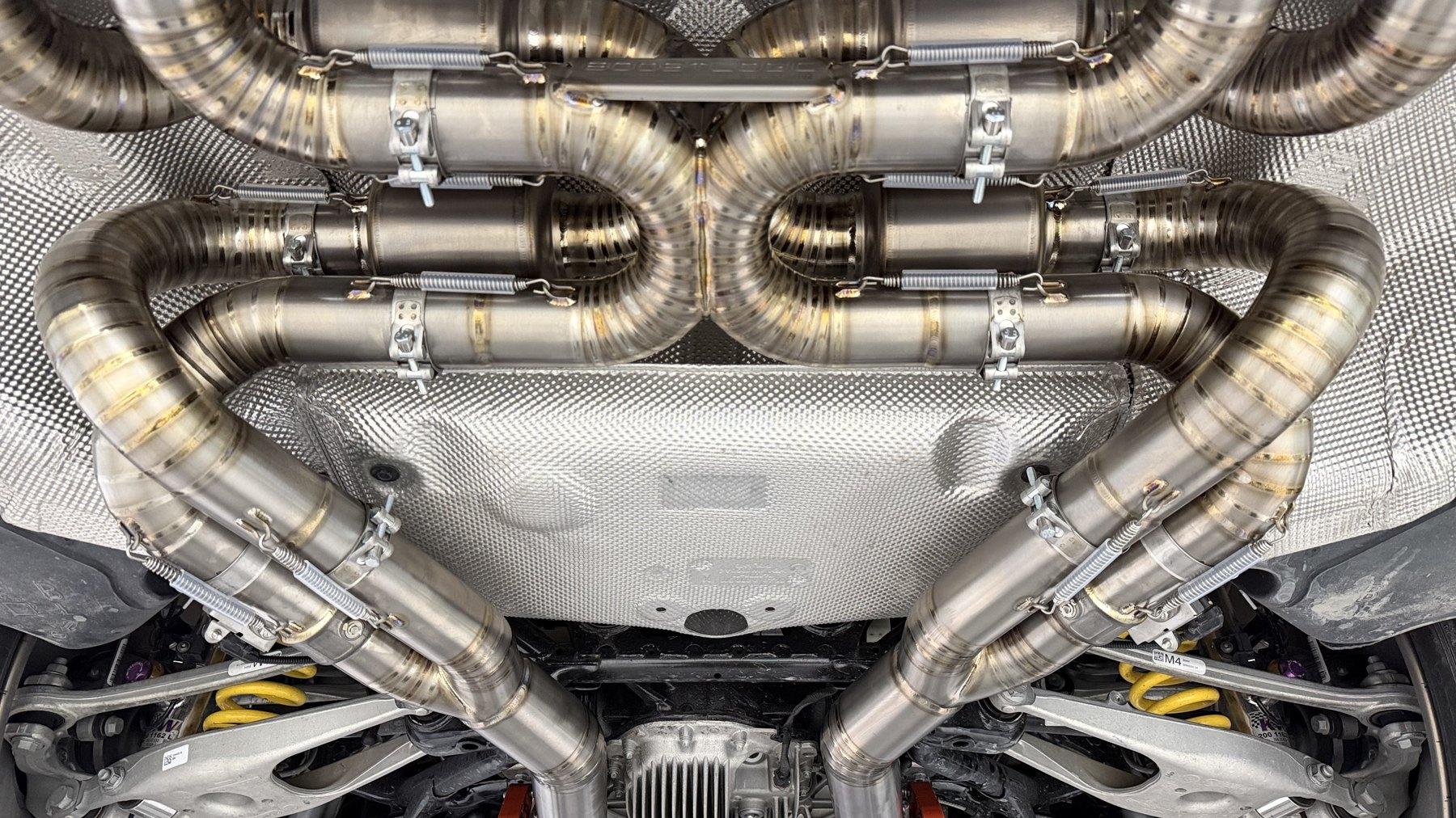 ดีเทลงานติดตั้งท่อไอเสีย BoostLogic ใต้ท้อง BMW M3 CS G80