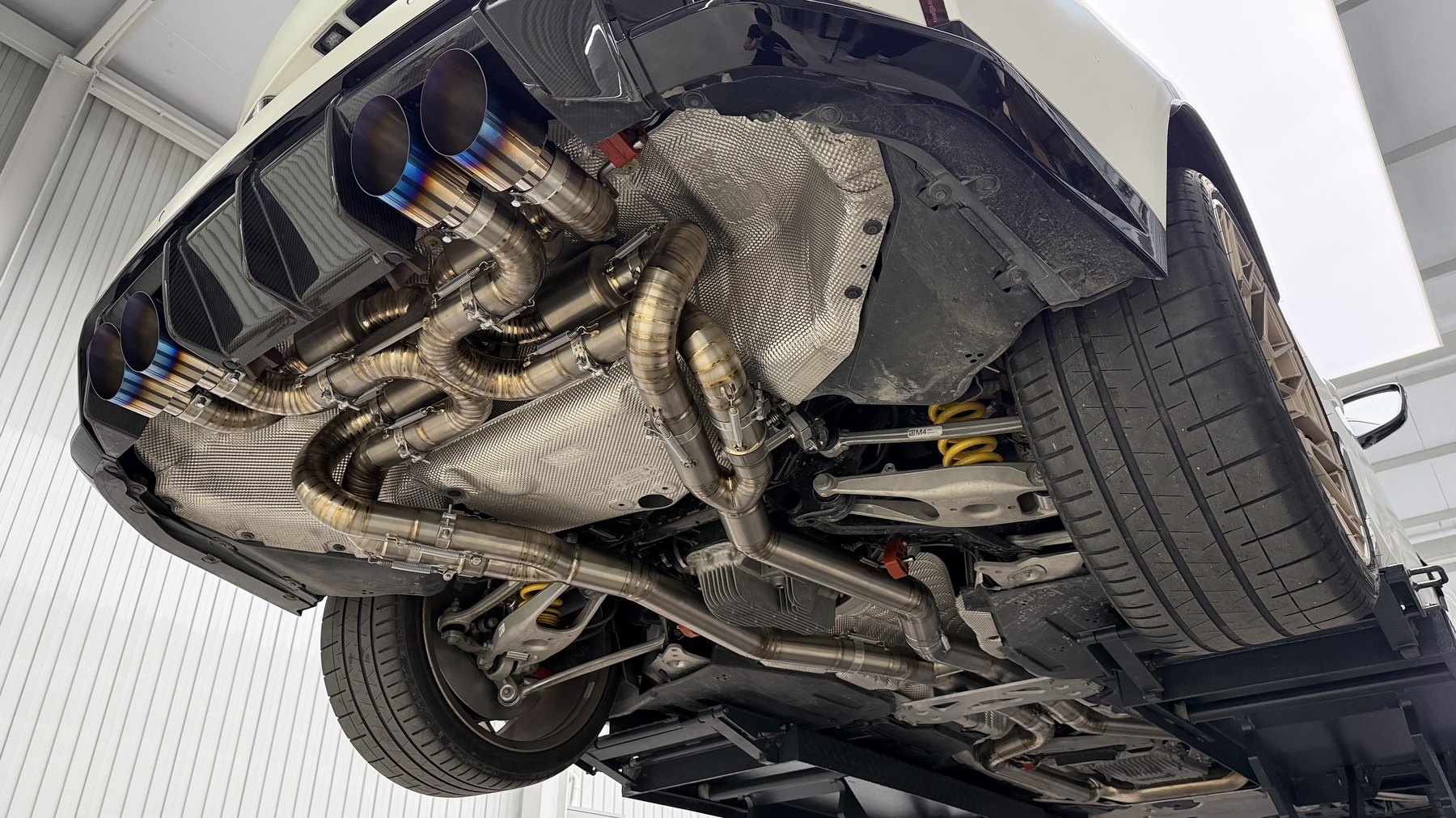 ท่อไอเสีย BoostLogic ไทเทเนียม บน BMW M3 CS มุมเฉียง ที่ G-FORCE