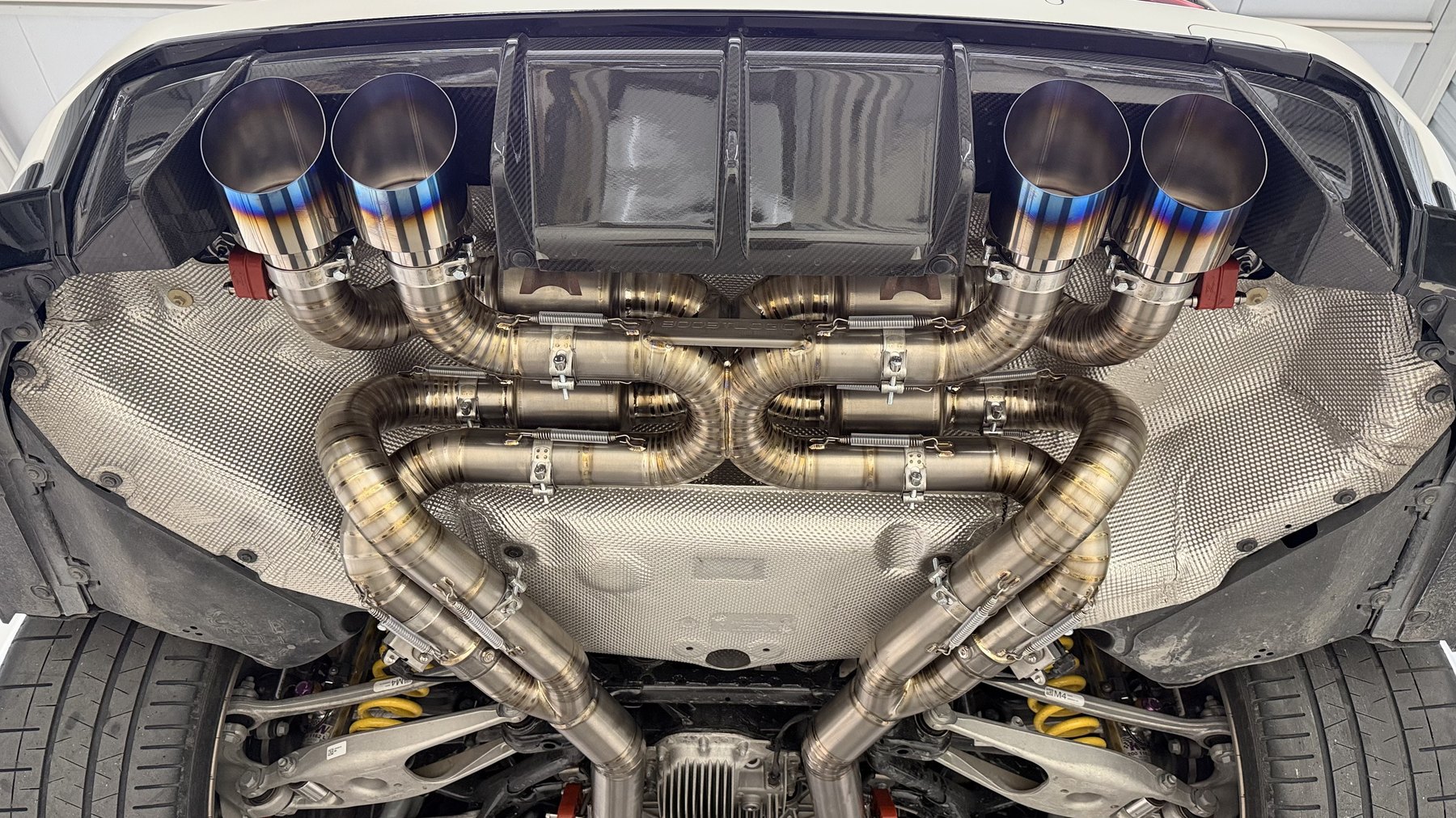 ท่อไอเสีย BoostLogic ไทเทเนียม ติดตั้งเสร็จ ใต้ท้อง BMW M3 CS ที่ G-FORCE