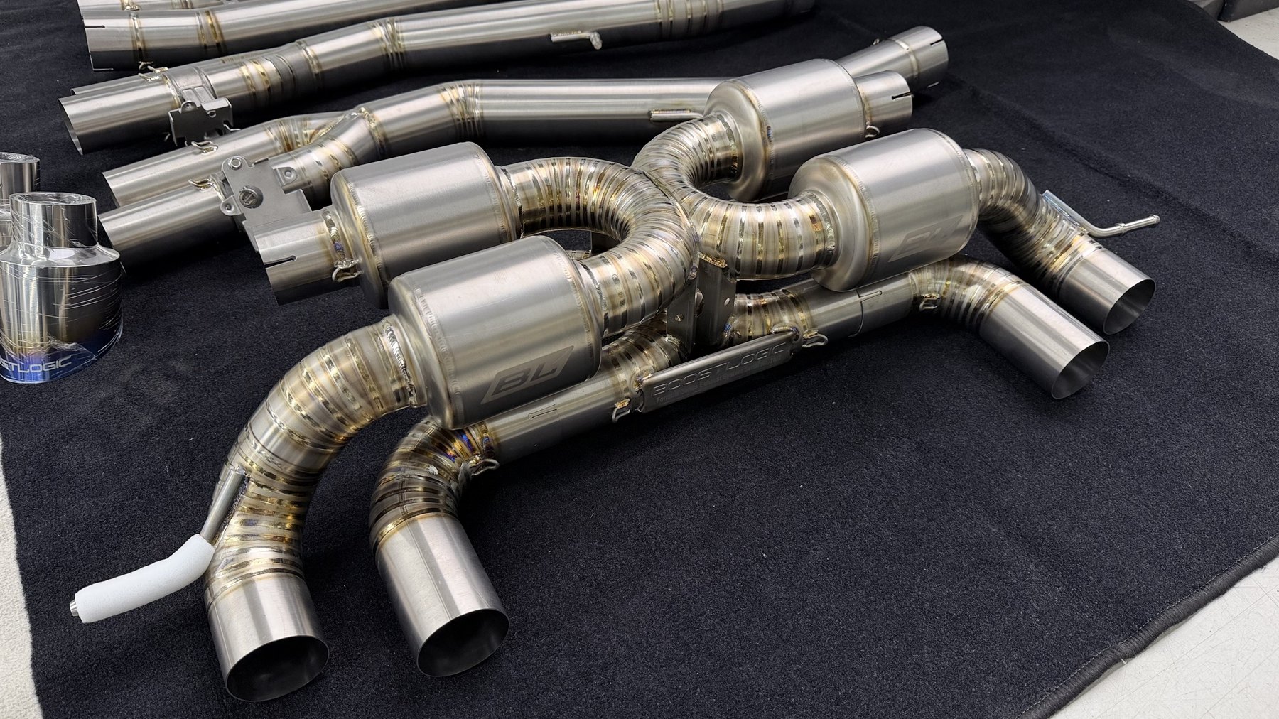 หม้อพักปลาย BoostLogic โชว์รอยเชื่อมและการทำให้ไอเสียวนภายในชุด