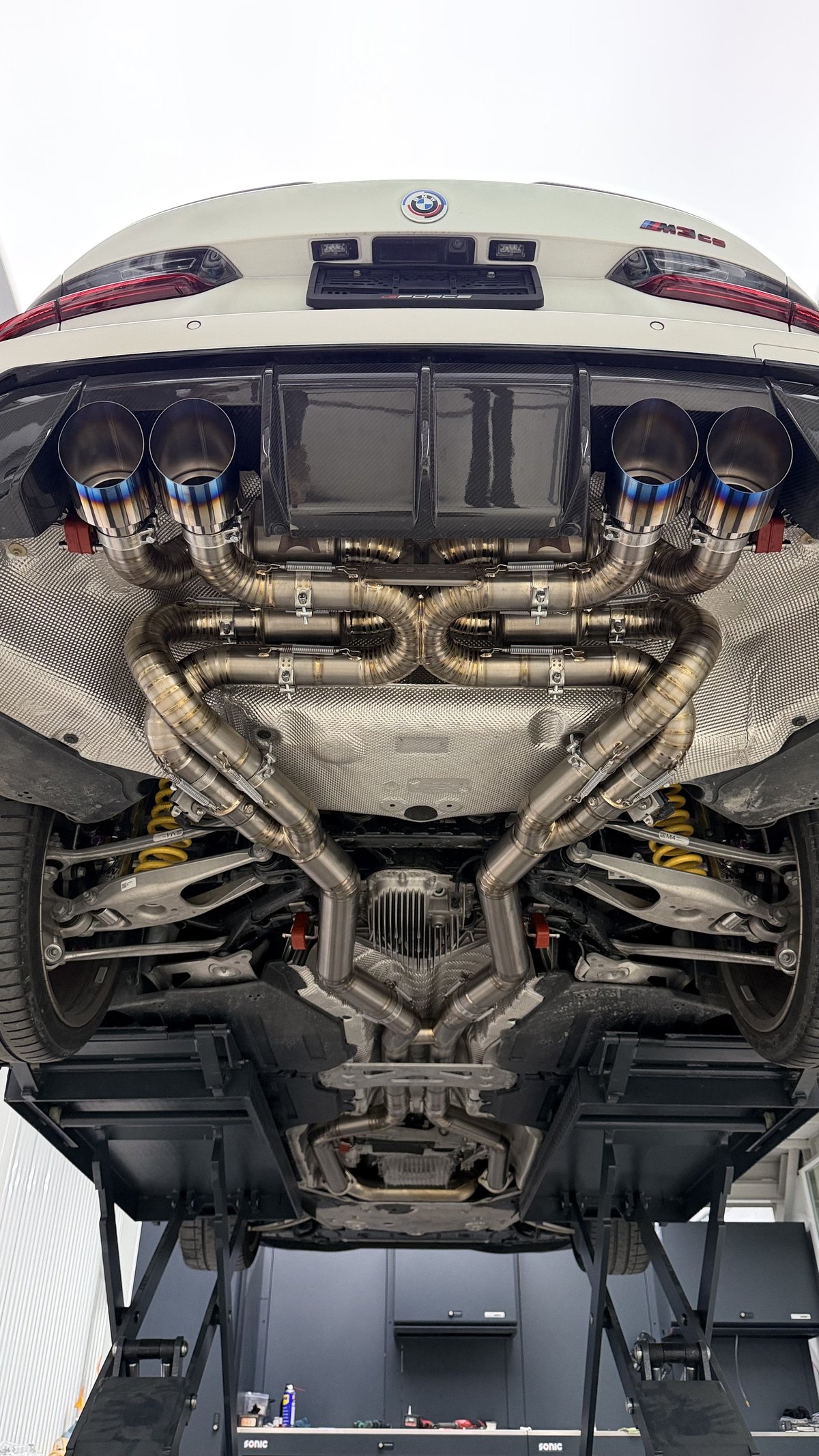 ใต้ท้อง BMW M3 CS ท่อไอเสีย BoostLogic ไทเทเนียม องศาและระยะสมมาตร