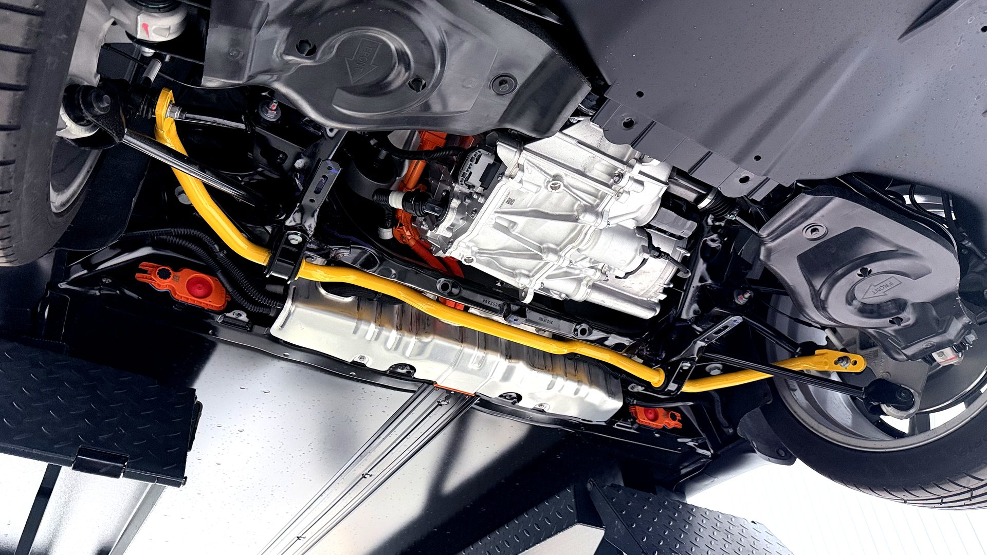 G-FORCE Sway Bar ติดตั้งใต้ท้อง Tesla — เห็นบาร์เหลืองชัดเจน