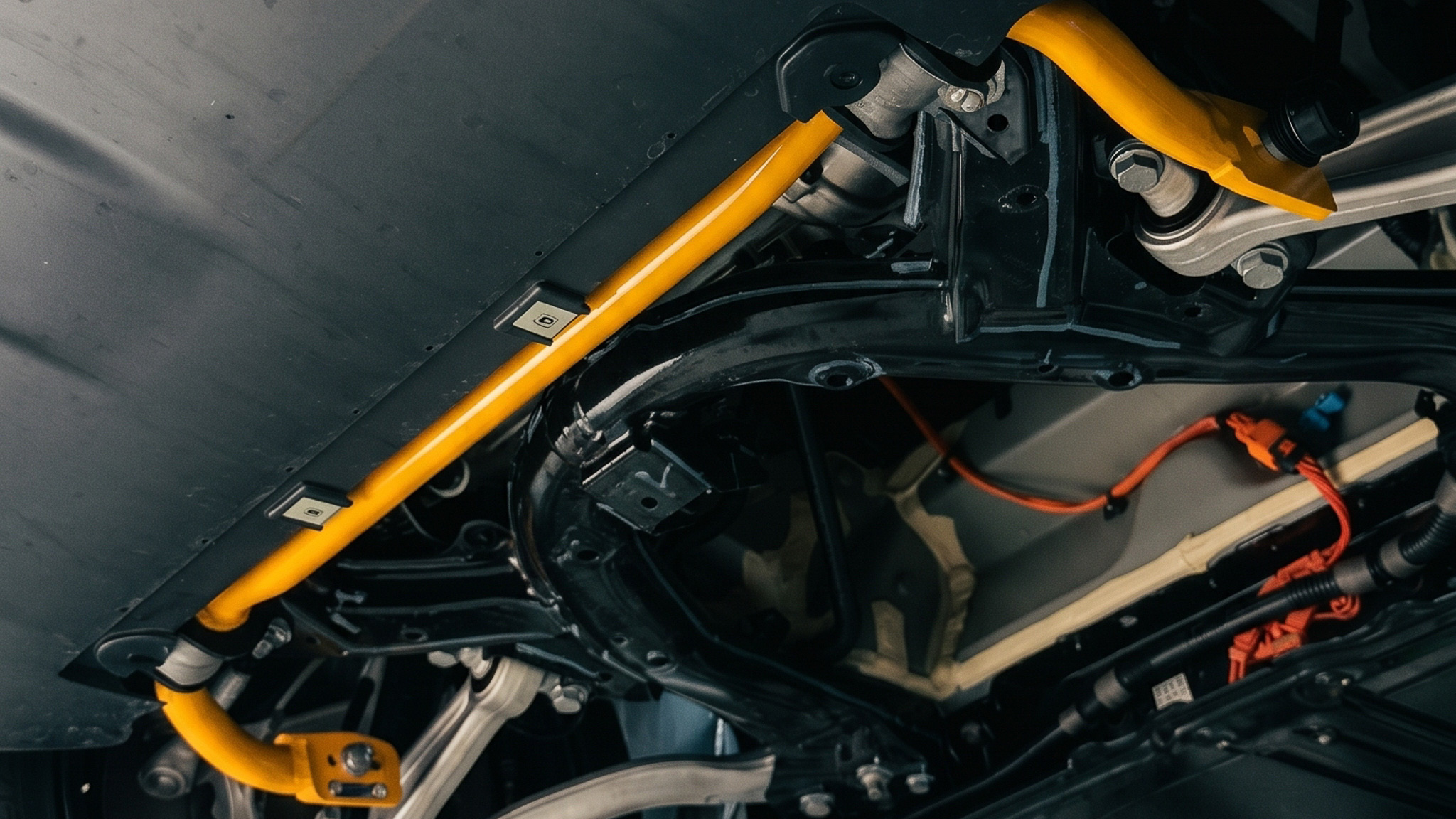 G-FORCE Sway Bar ติดตั้งเรียบร้อยบน Tesla — ภาพใต้ท้องรถ