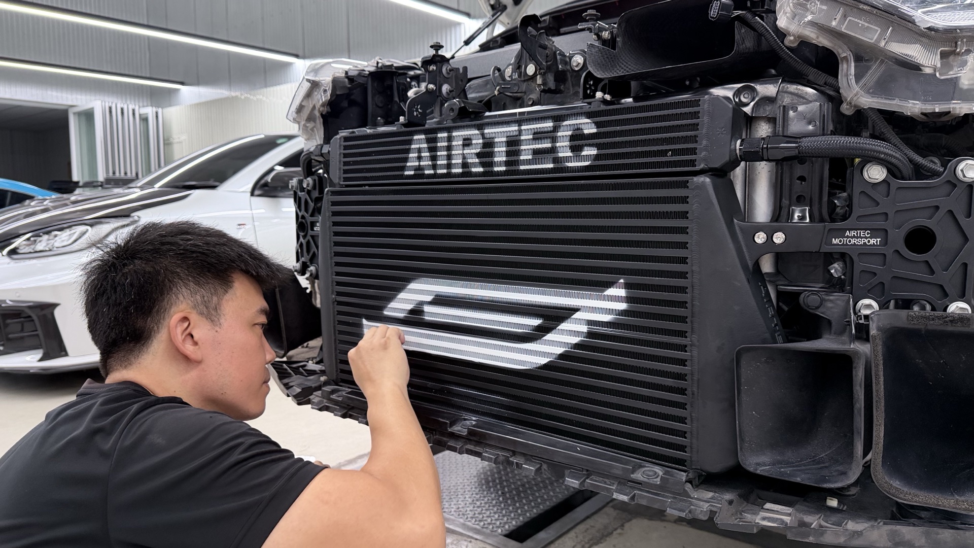 คุณกึง paint ตัวอักษร G ของ G-FORCE ลงบน Airtec Intercooler Stage 3 ด้วยตัวเอง