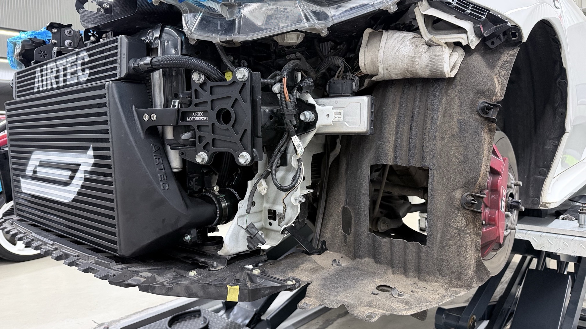 เจาะรูที่ซุ้มล้อ GR Yaris เพื่อเตรียมติดตั้ง Airtec Turbo Radiator