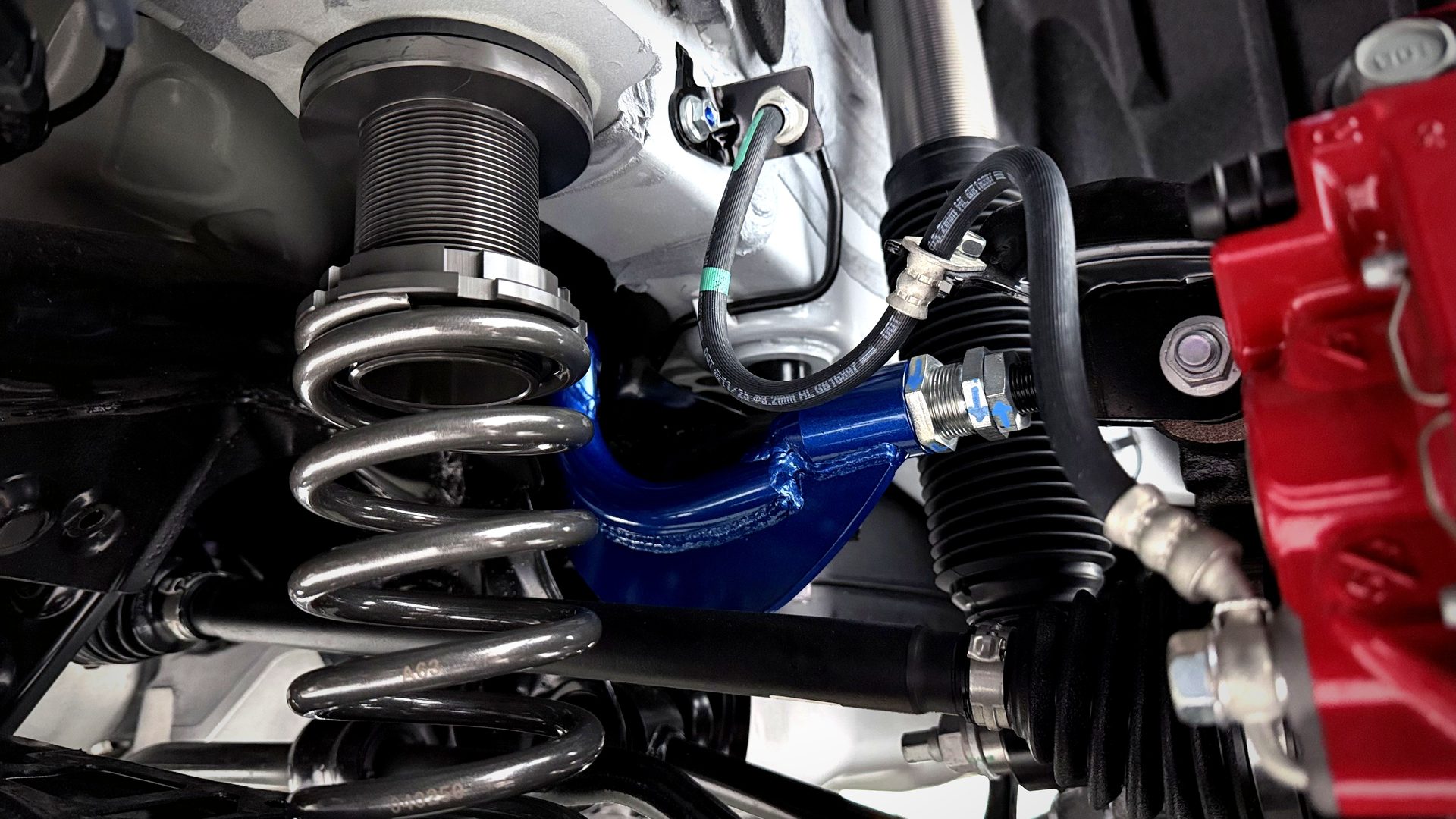 Cusco camber arm close-up — แกนปรับสีน้ำเงิน ชุดช่วงล่างหลัง GR Yaris