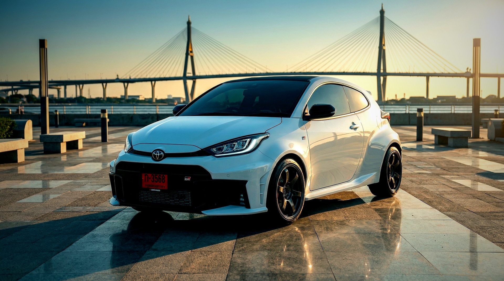 Toyota GR Yaris GXPA16 สีขาว ล้อ RAYS TE37 — ชุดแต่ง GR Yaris daily โดย G-FORCE