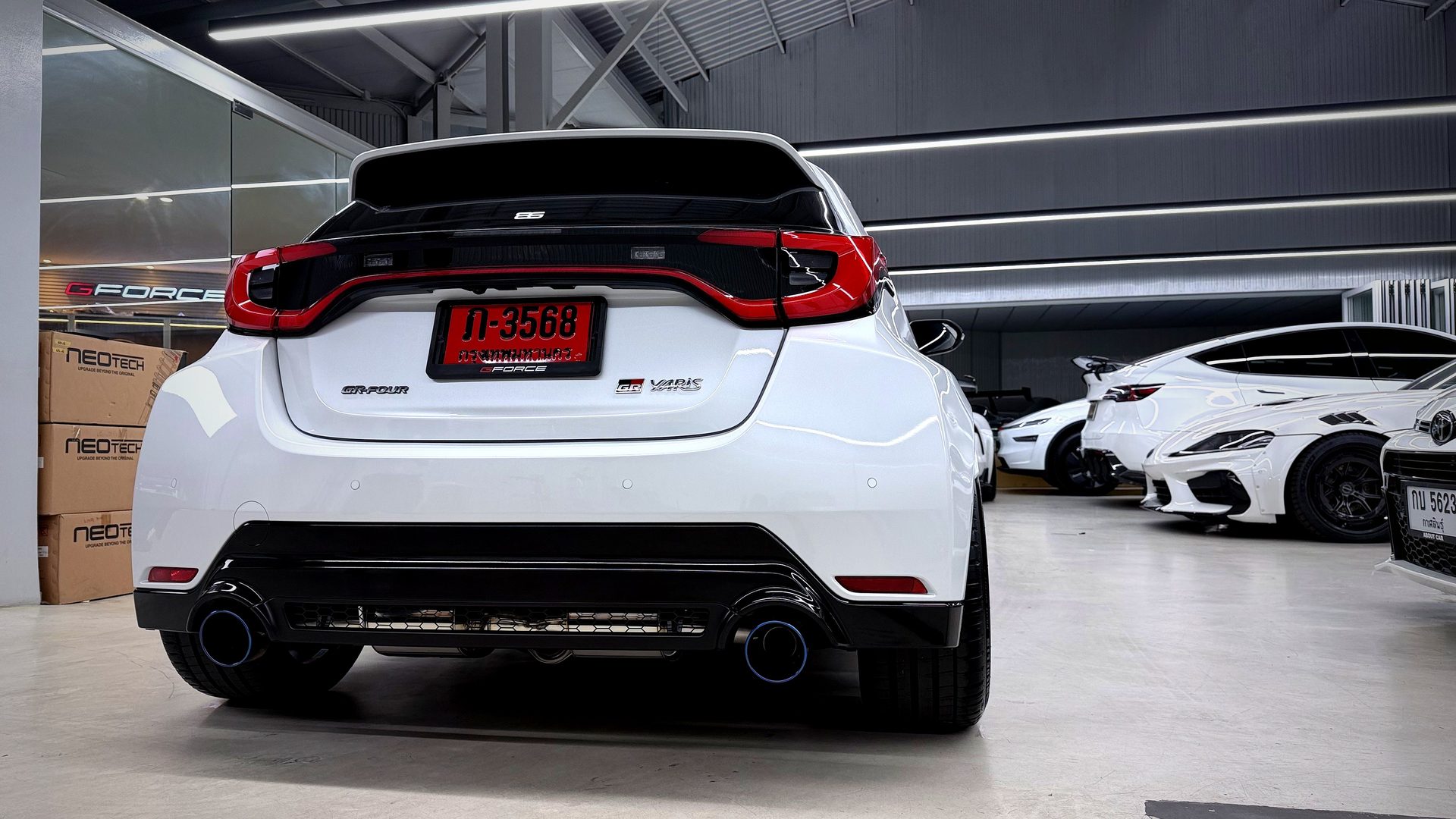 GR Yaris เสร็จงาน — ด้านหลัง แสดง HKS twin exhaust tip สีน้ำเงิน titanium