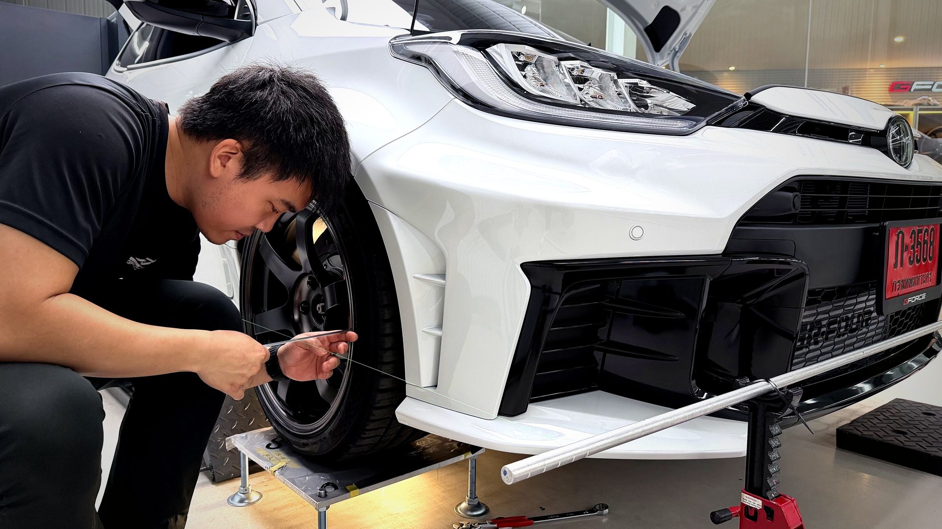 ตั้งศูนย์ GR Yaris — technician G-FORCE Thailand ปรับ alignment หลังติดตั้ง coilover และ Cusco camber